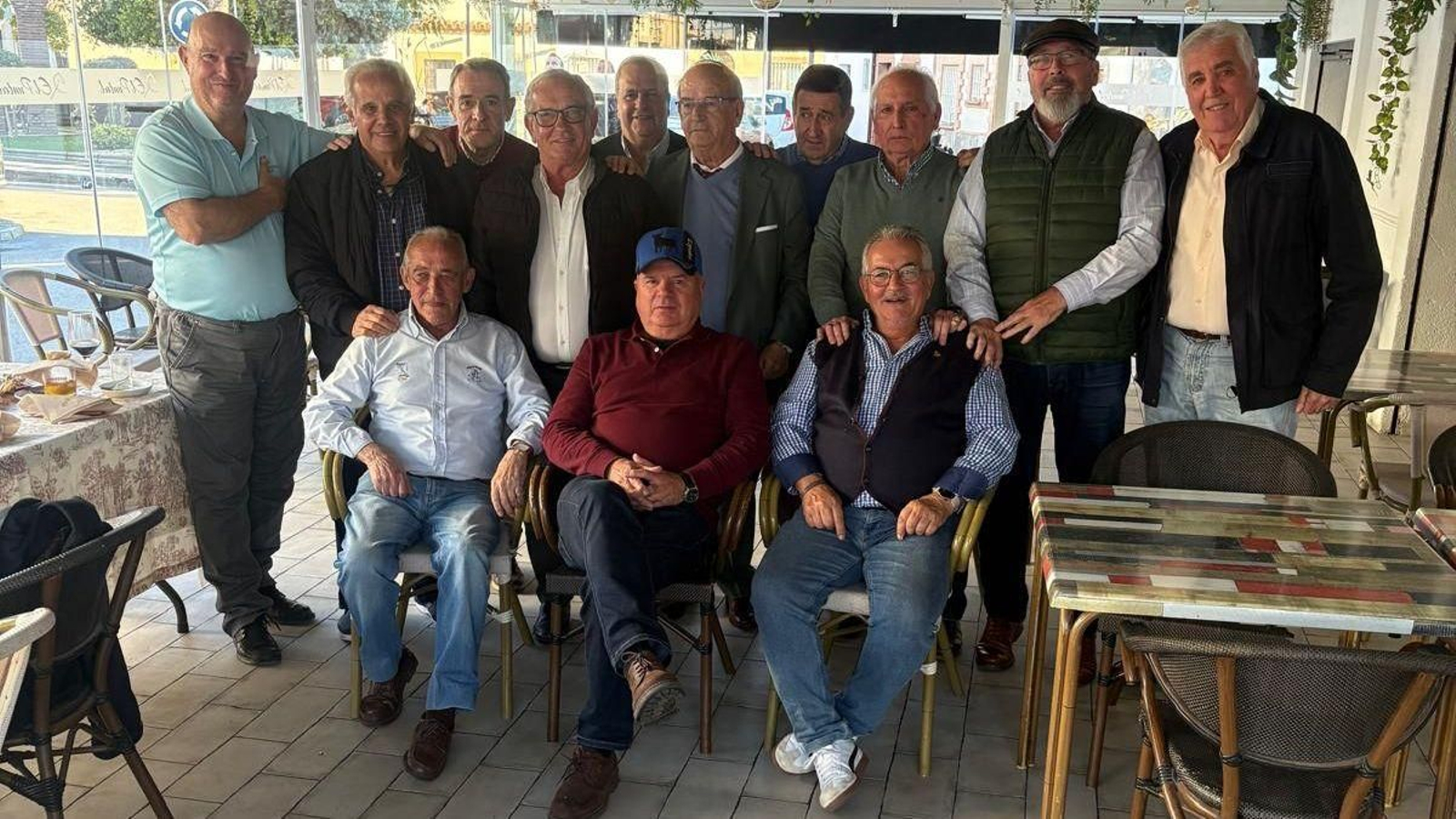 Los veteranos del Colegio de Árbitros de Jerez, en su convivencia navideña de 2025.