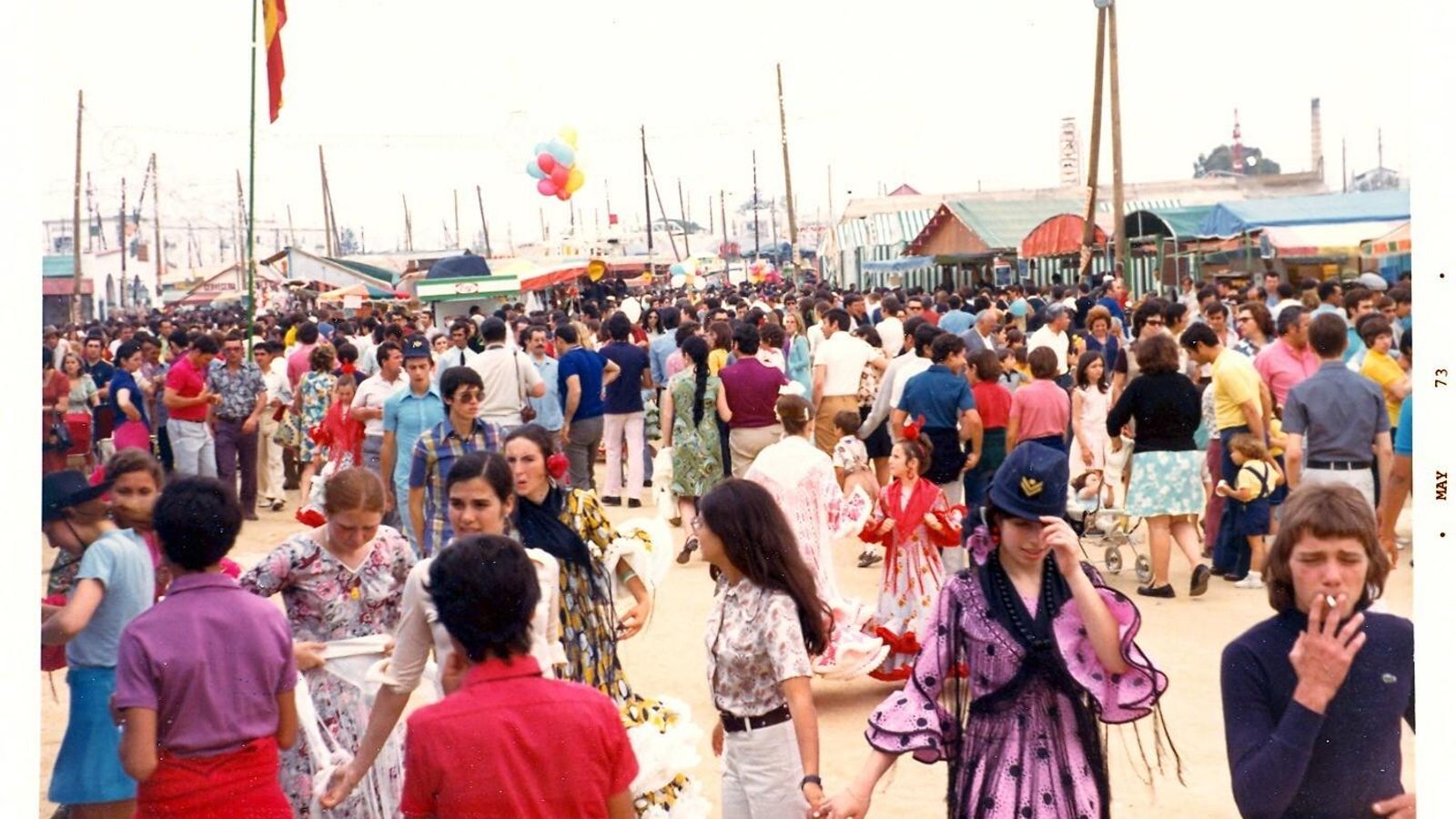 La foto de la Feria de El Puerto de 1973 donde dicen que aparecen dos viajeras en el tiempo a lo 'Cuarto Milenio'