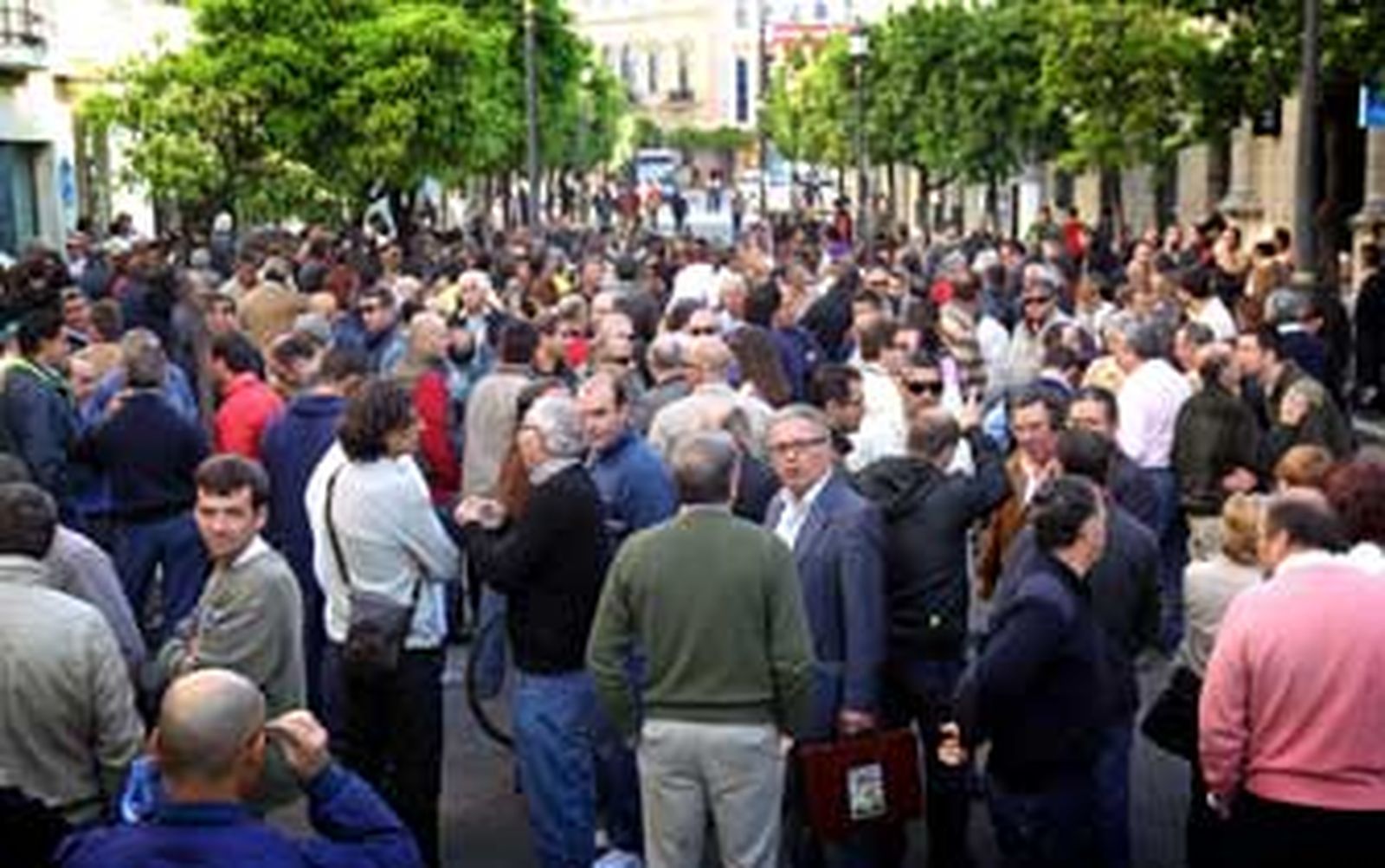 La plantilla protesta contra el ERE ante un fuerte despliegue policial