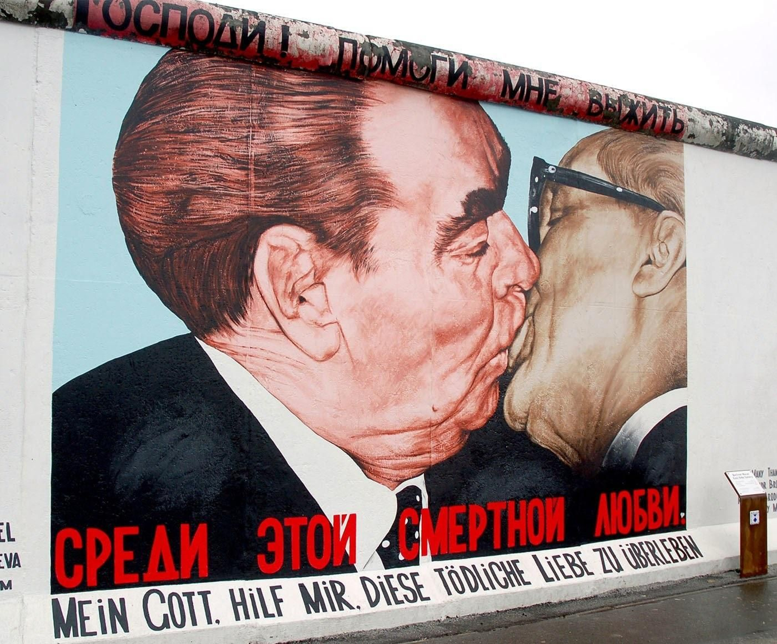 El beso entre Leonid Brezhnev y Erich Honecker en el Muro de Berlín