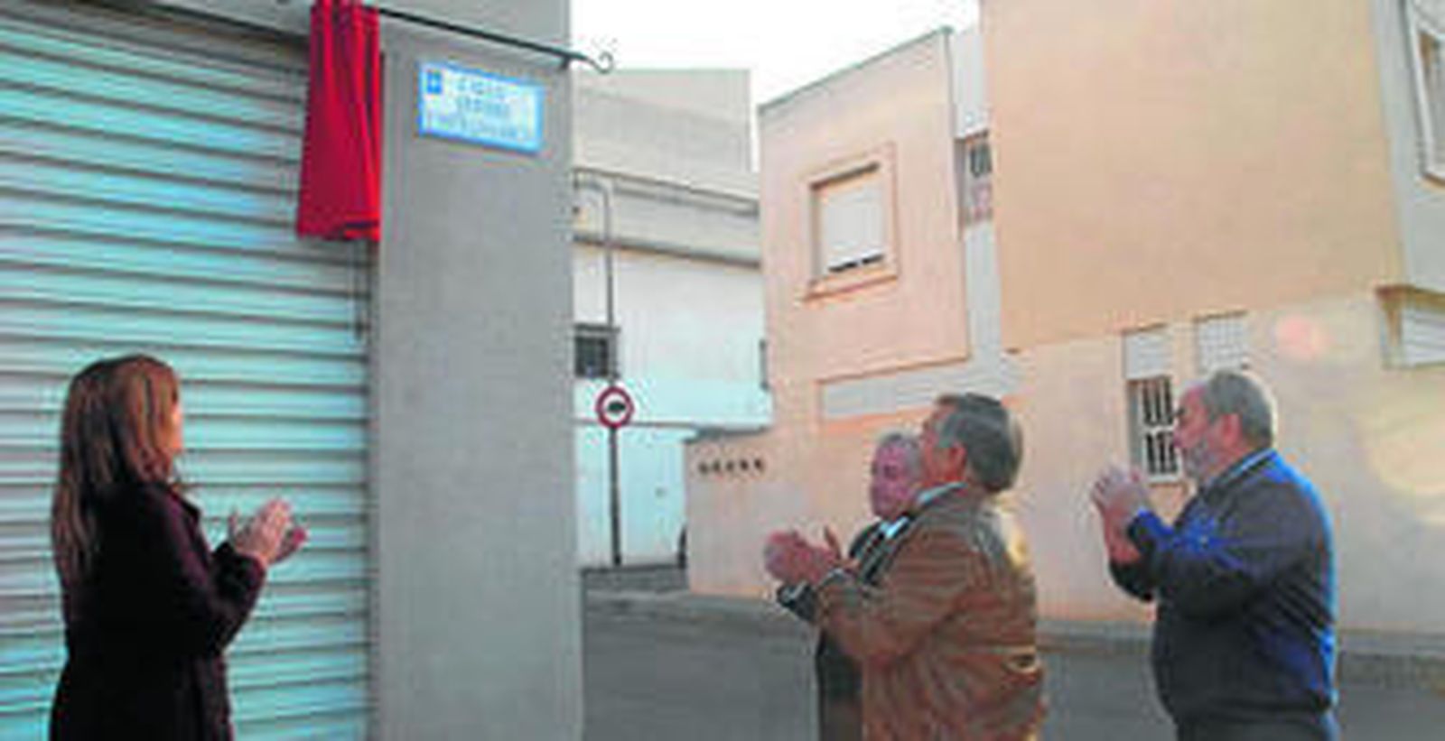 La alcaldesa procede a destapar el nuevo rótulo.