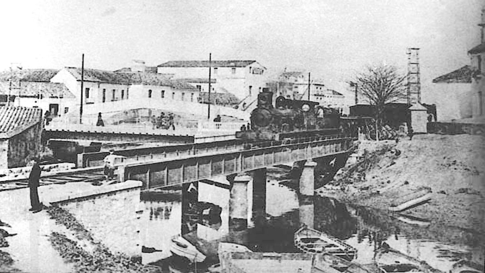 Un tren circula por Algeciras, en una imagen de época.