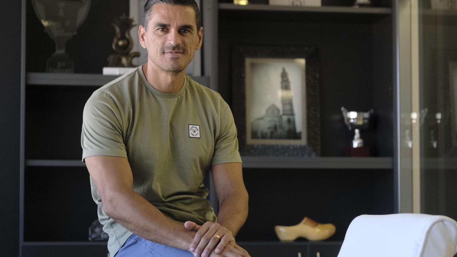 Juanito posa en su despacho de El Arcángel.