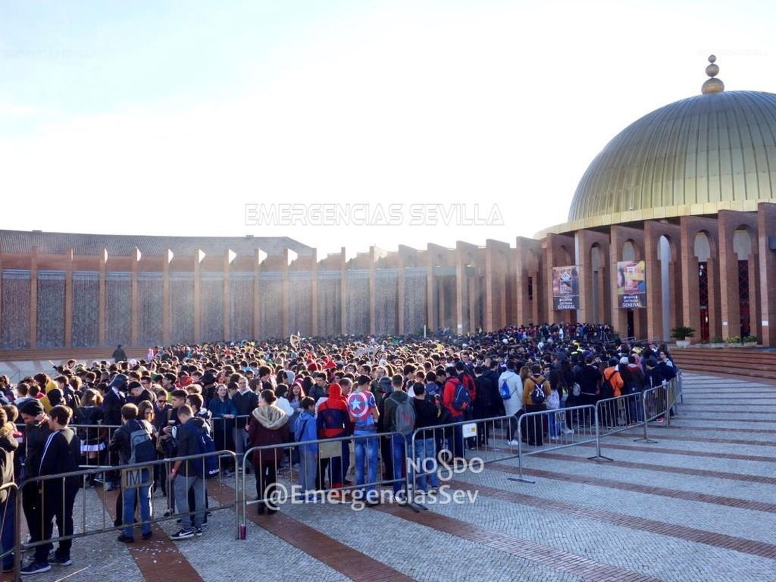 Las largas colas para acceder a la celebración del Mangafest en Fibes.