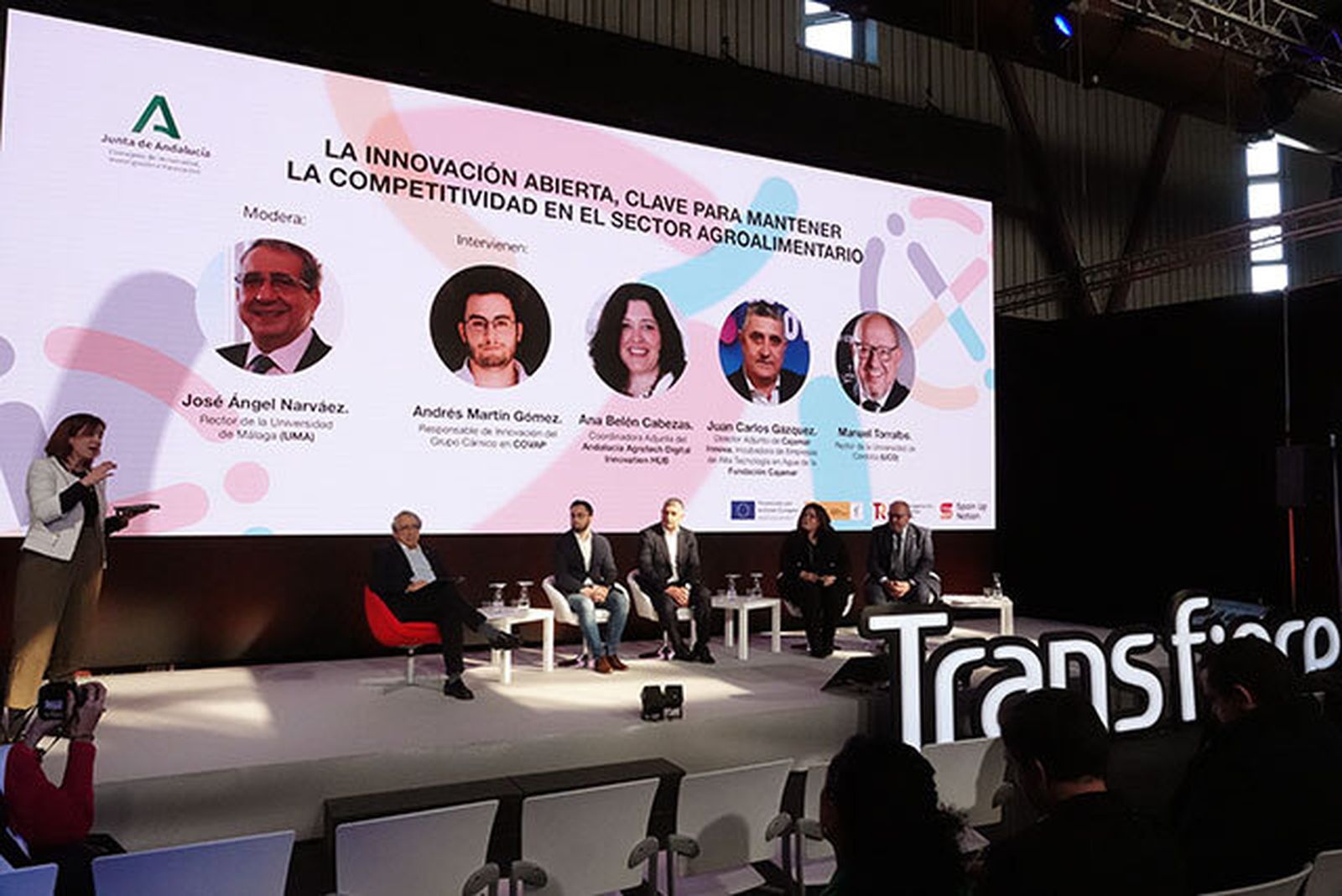 Mesa redonda sobre innovación abierta en el sector agroalimentario moderada por el rector de la UMA, José Ángel Narváez.
