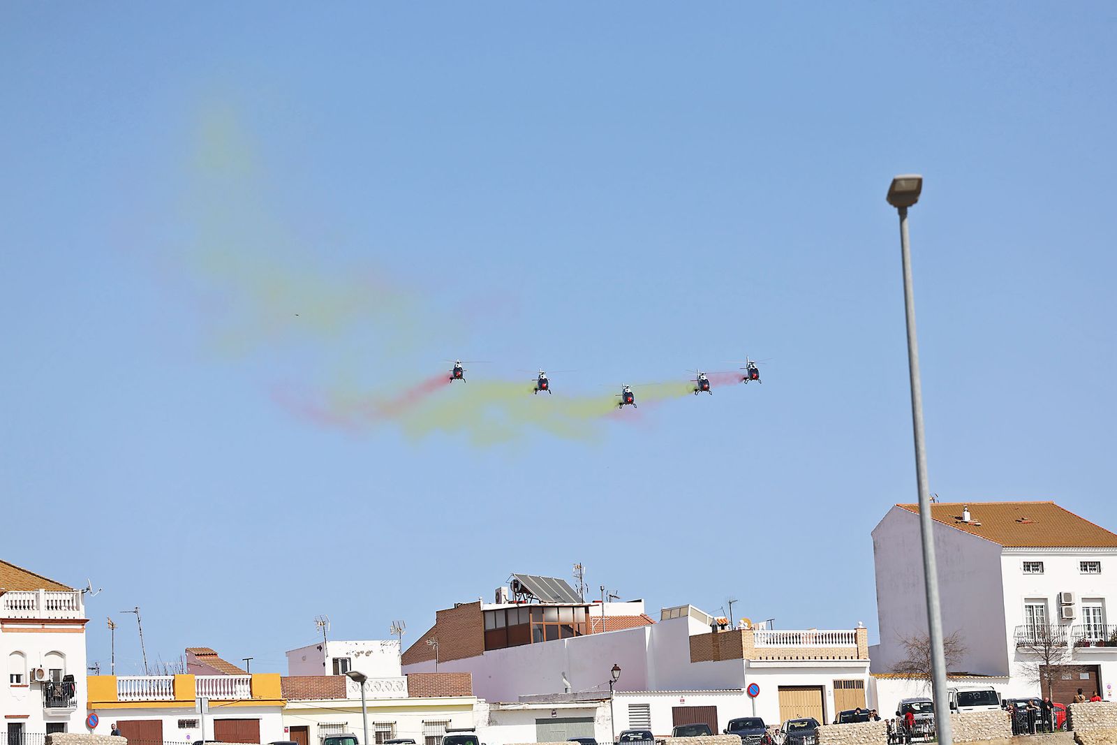 Fotografías de la exhibición aérea de la Patrulla Acrobática de Paracaidismo del Ejército del Aire 'Papea' y de la Patrulla Acrobática de Helicópteros 'ASPA'  en los actos de homenaje al centenario del Plus Ultra presidido por S.M. el Rey Felipe VI