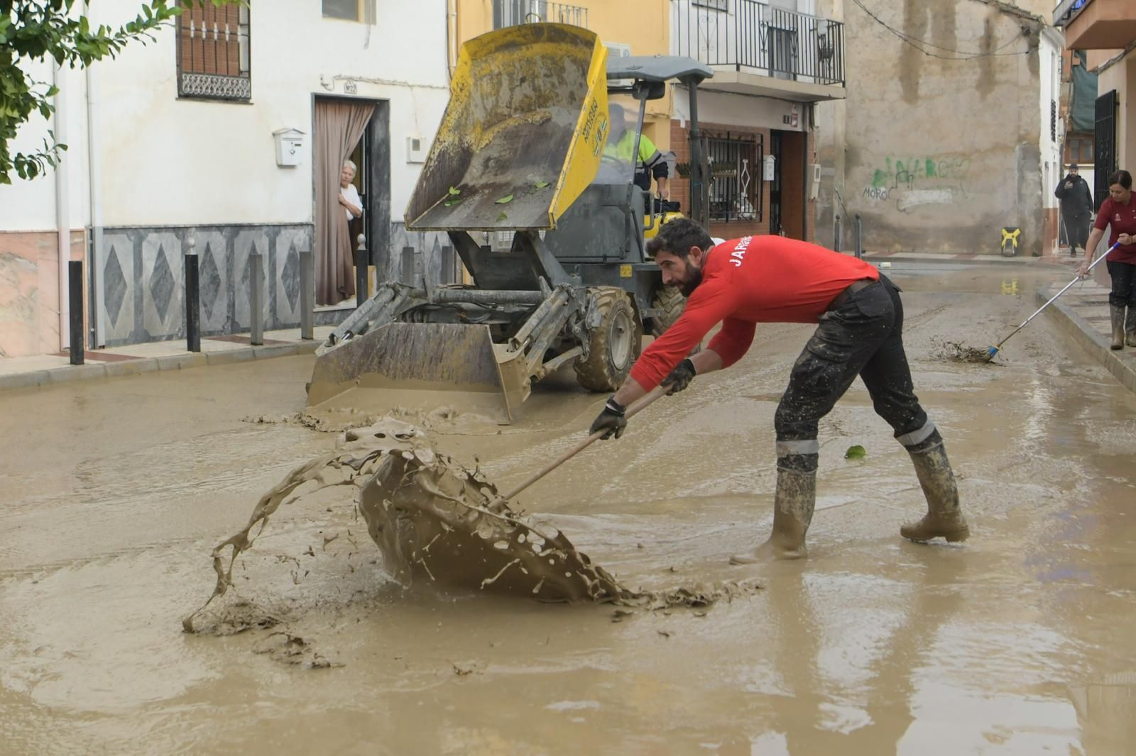 Fotos: Lucha contra el lodo en Chauchina tras los estragos de la DANA