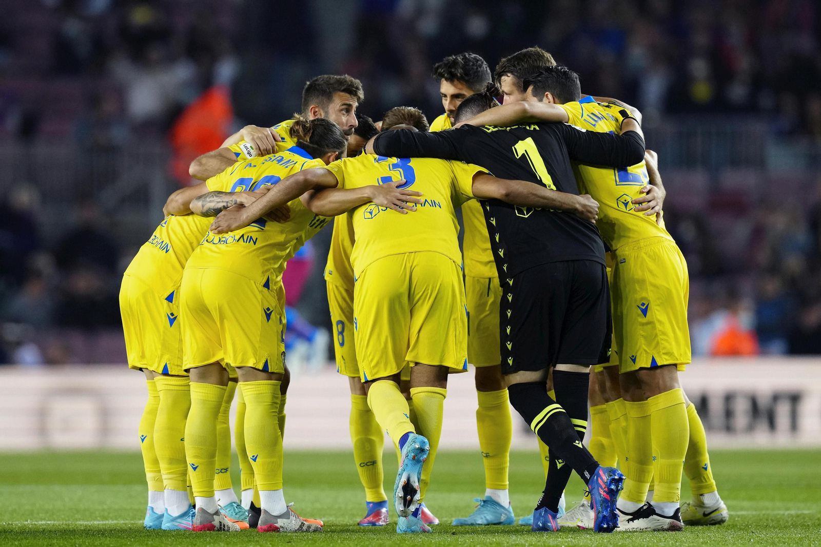 Los jugadores del Cádiz hacen piña antes del inicio del encuentro en el Camp Nou.