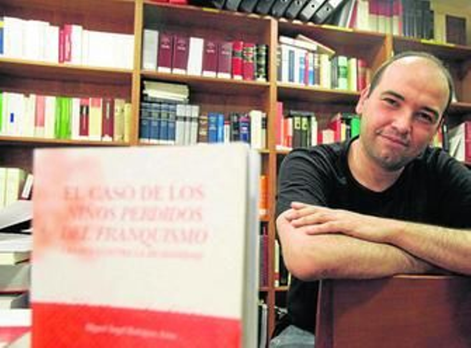 Miguel Ángel Rodríguez, tras su libro, en una fotografía cedida a este diario.