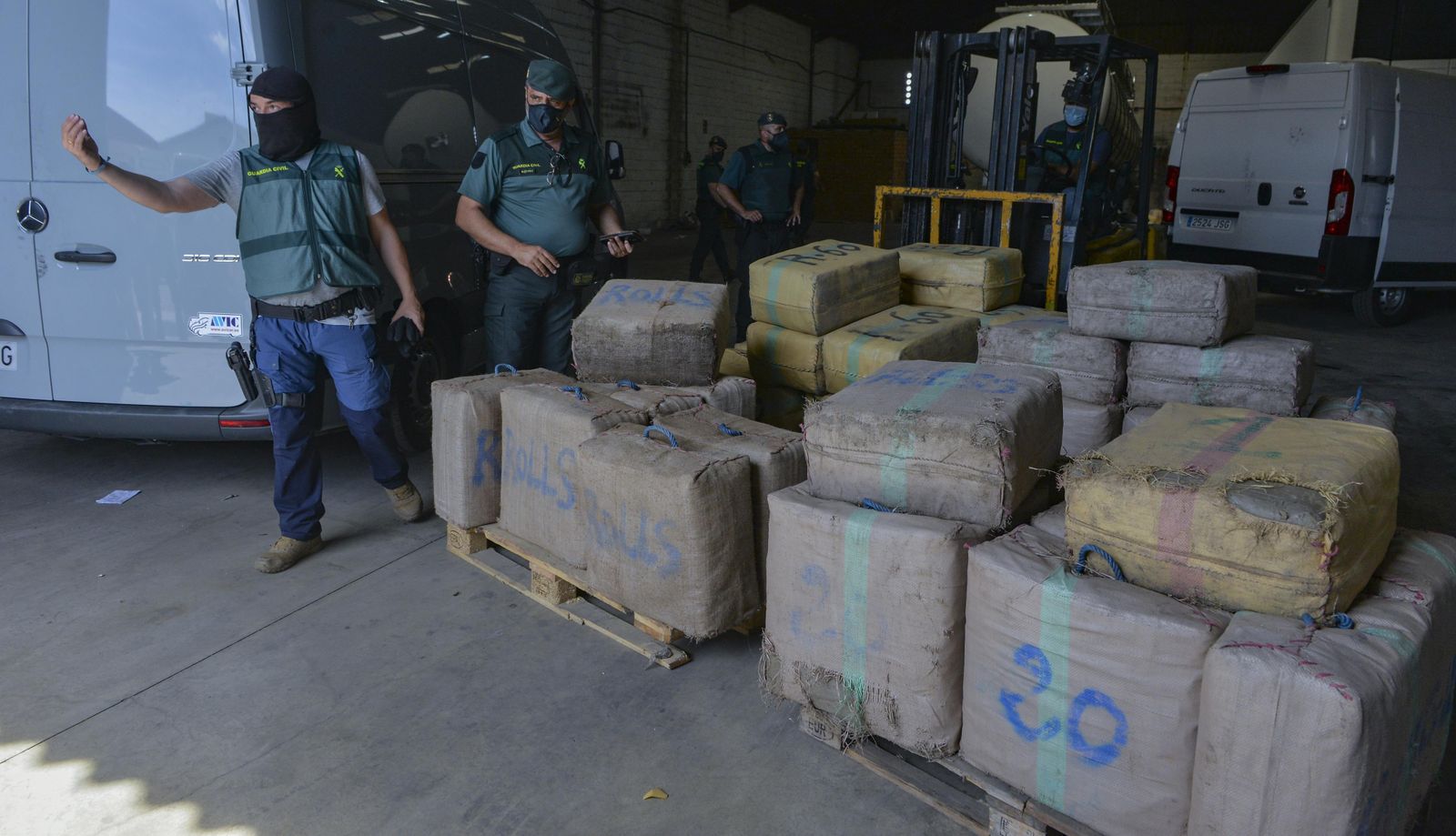 Fardos de hachís intervenidos por la Guardia Civil en una operación anterior.