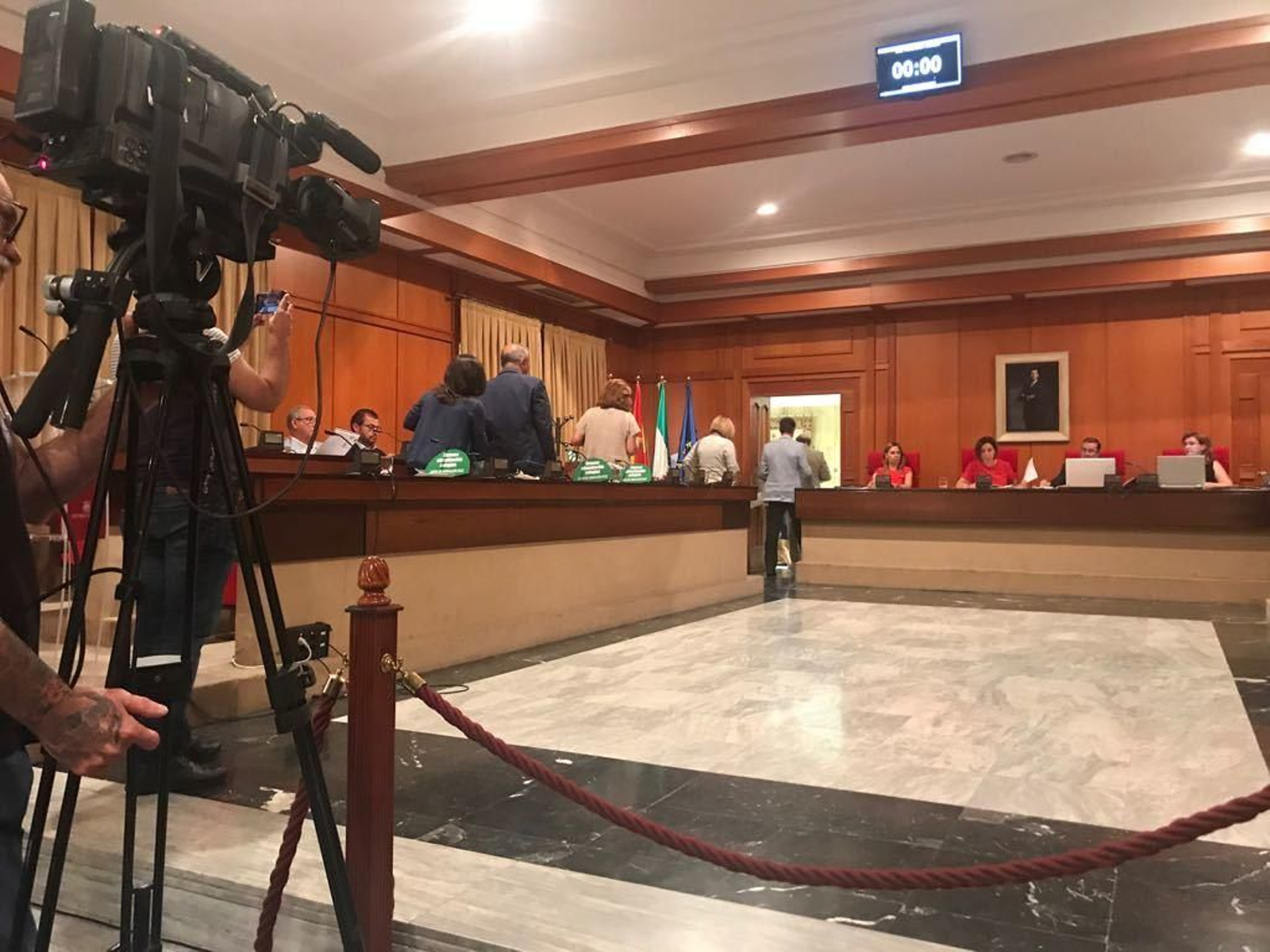 Los concejales del PP abandonan el Pleno.