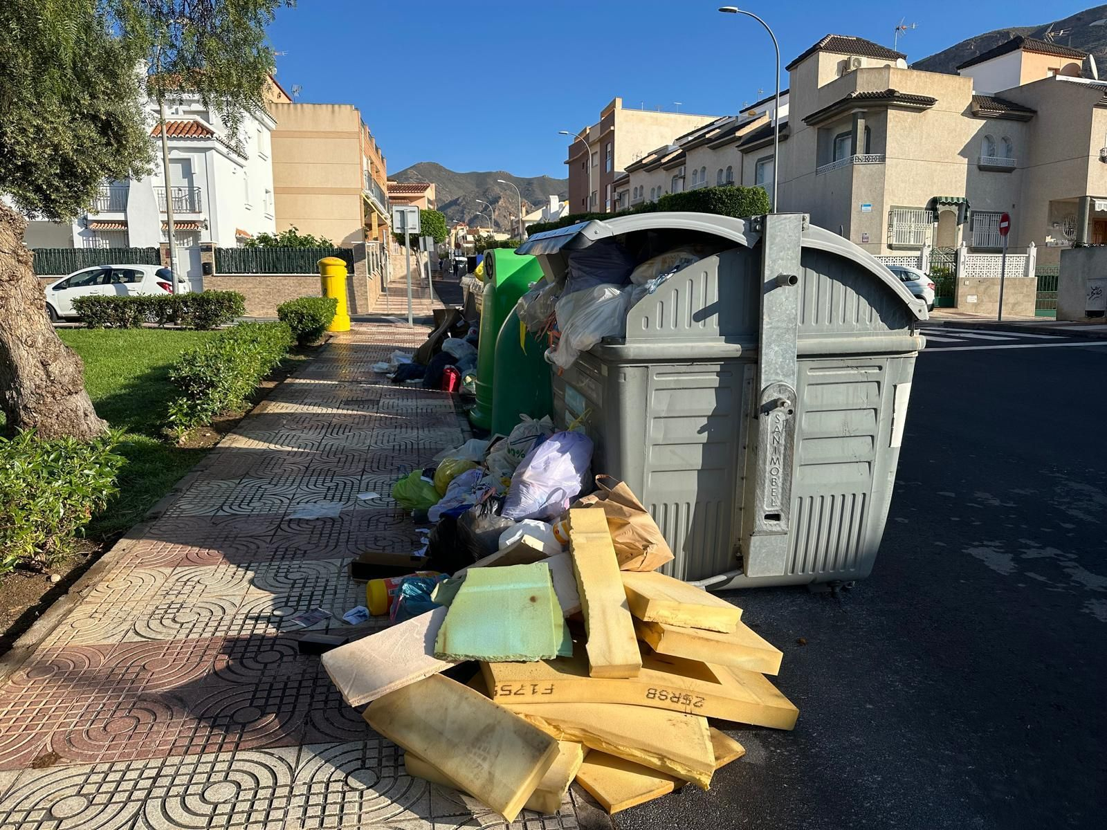 Así luce Roquetas en plena Semana Santa tras cuatro días de huelga de recogida de basura