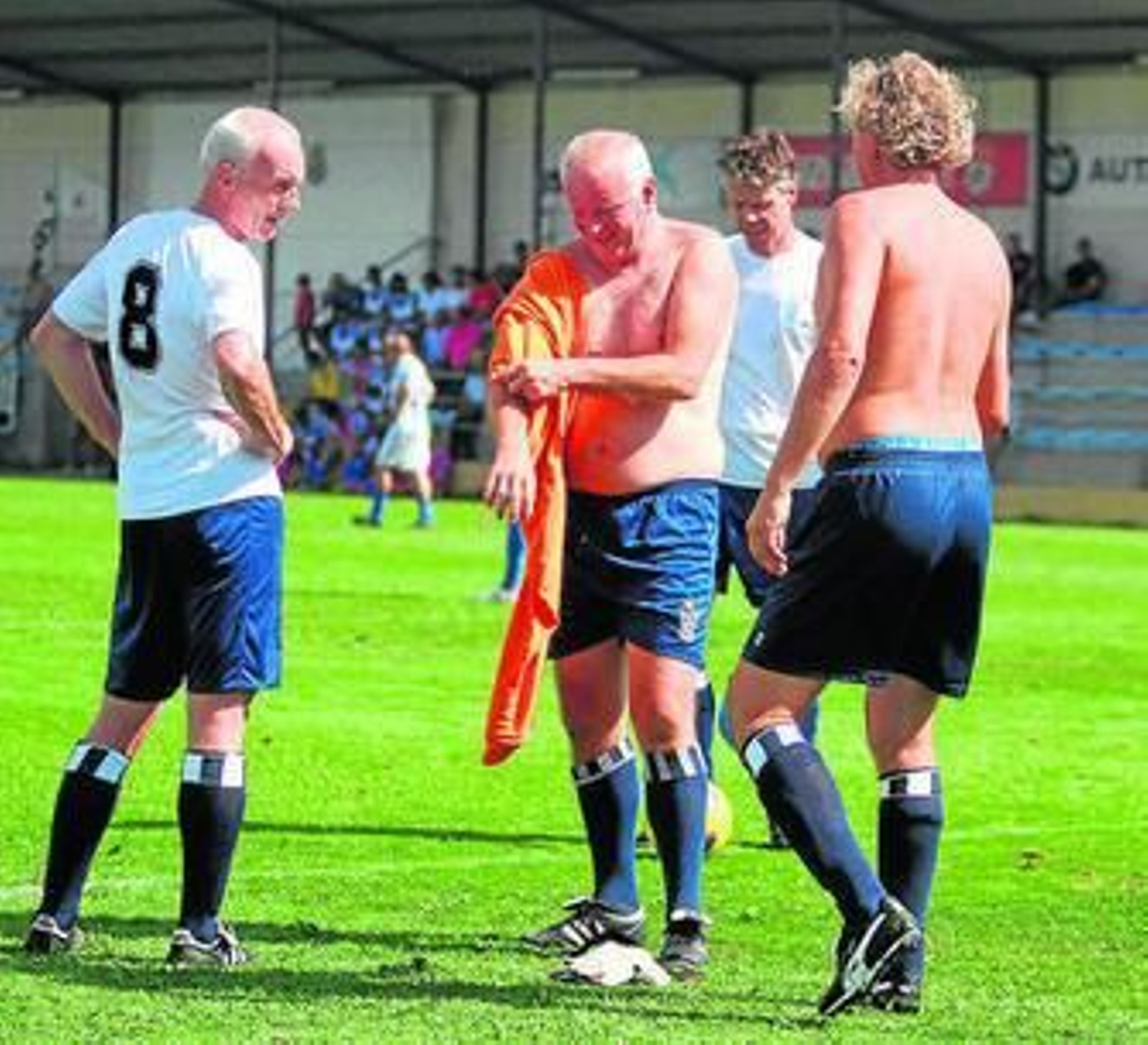 1. Todos los integrantes de la plantilla recreativista que ganó la segunda Copa de los Pioneros  posan sobre el césped del Nuevo Colombino. 2. El albiazul Raúl Castiñeira, durante el encuentro matinal contra el Harlem 3. El Genoa fue un durísimo rival para los recreativistas en el encuentro decisivo 4. Juanma Pavón golpea  la pelota ante la oposición de un centrocampista del Genoa. 5. La formación del Harlem, con una edad media superior a la de los otros dos participantes, sufrió los rigores del calor onubense y lo notó sobre el terreno de juego. 6. La Ciudad Deportiva vivió una mañana de fútbol muy animada con los dos primeros encuentros de la jornada.