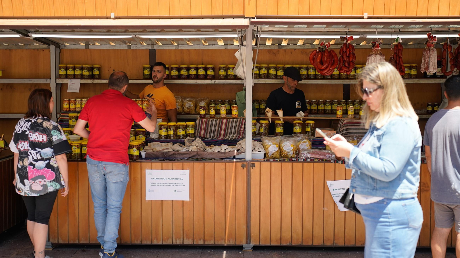 Muchas personas se reunen en la Plaza Alta, bailando y comiendo paella junto a la Feria de los Parques Naturales de Cádiz