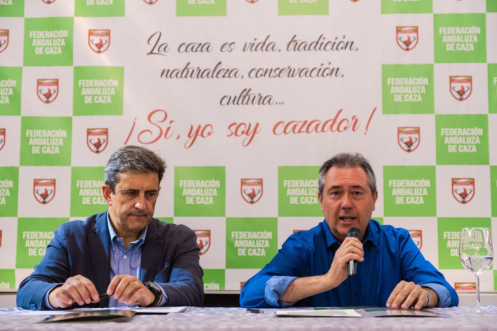 Espadas durante su reunión con la Federación Andaluza de caza.