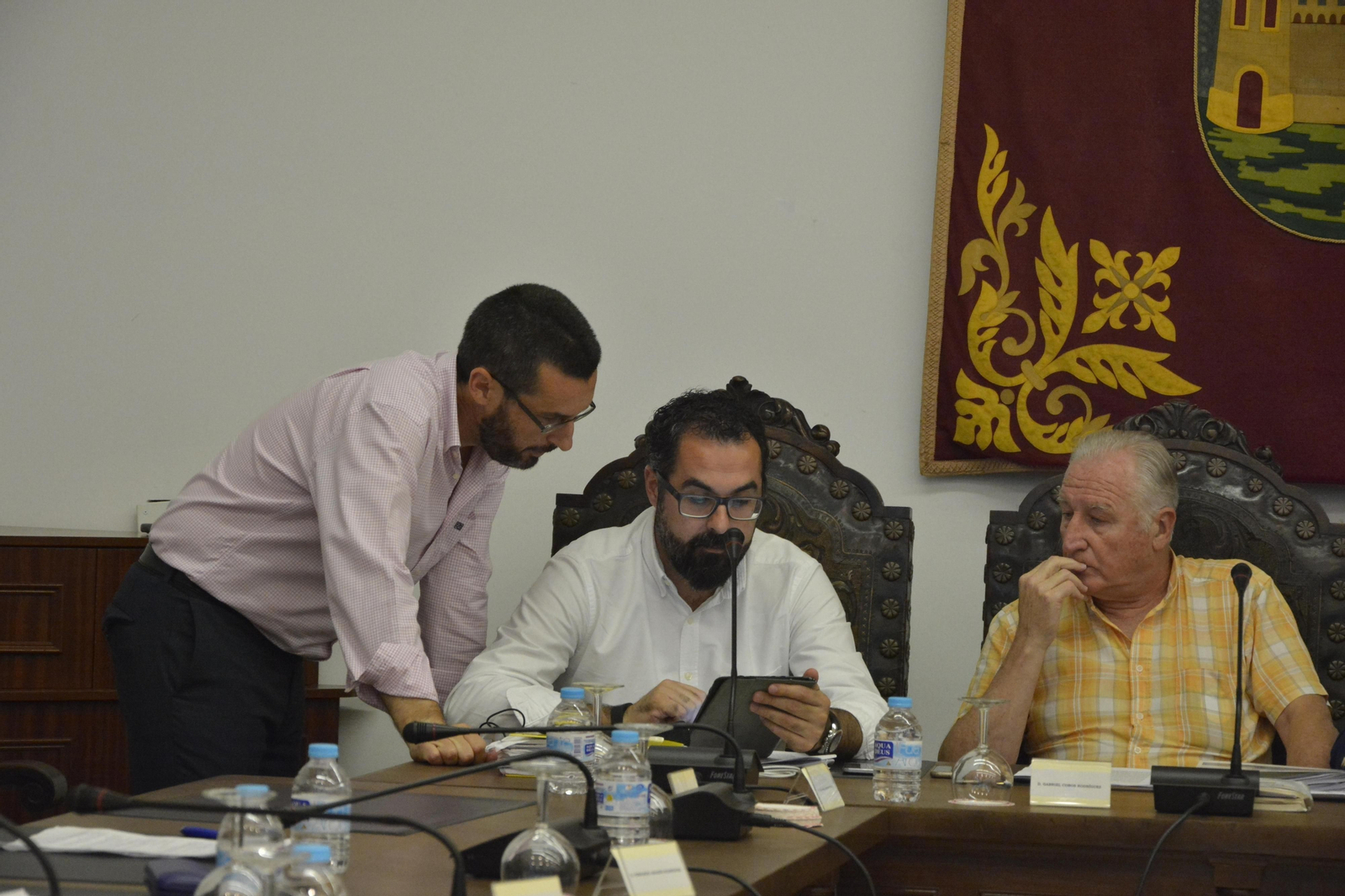 Juan Franco habla con Gabriel Cobos y Helenio Fernández durante un pleno.