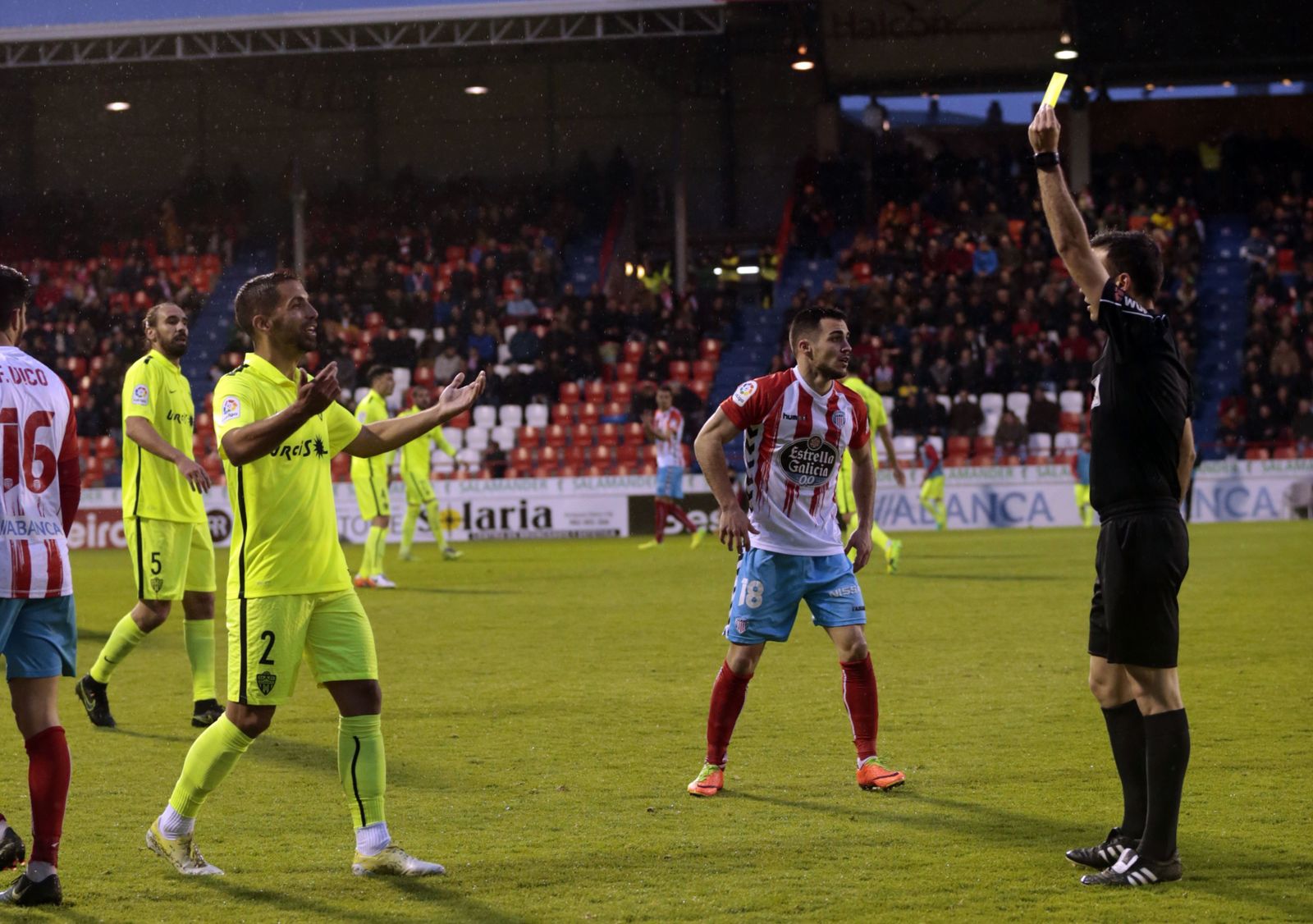 Isidoro protesta al colegiado tras ver una amarilla en el Anxo Carro de Lugo.
