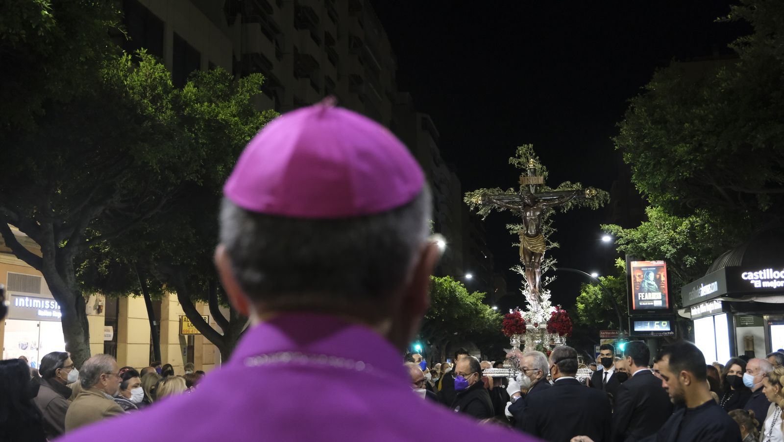 Procesión del Vía Crucis del Santo Cristo de la Escucha en Almería, en imágenes.