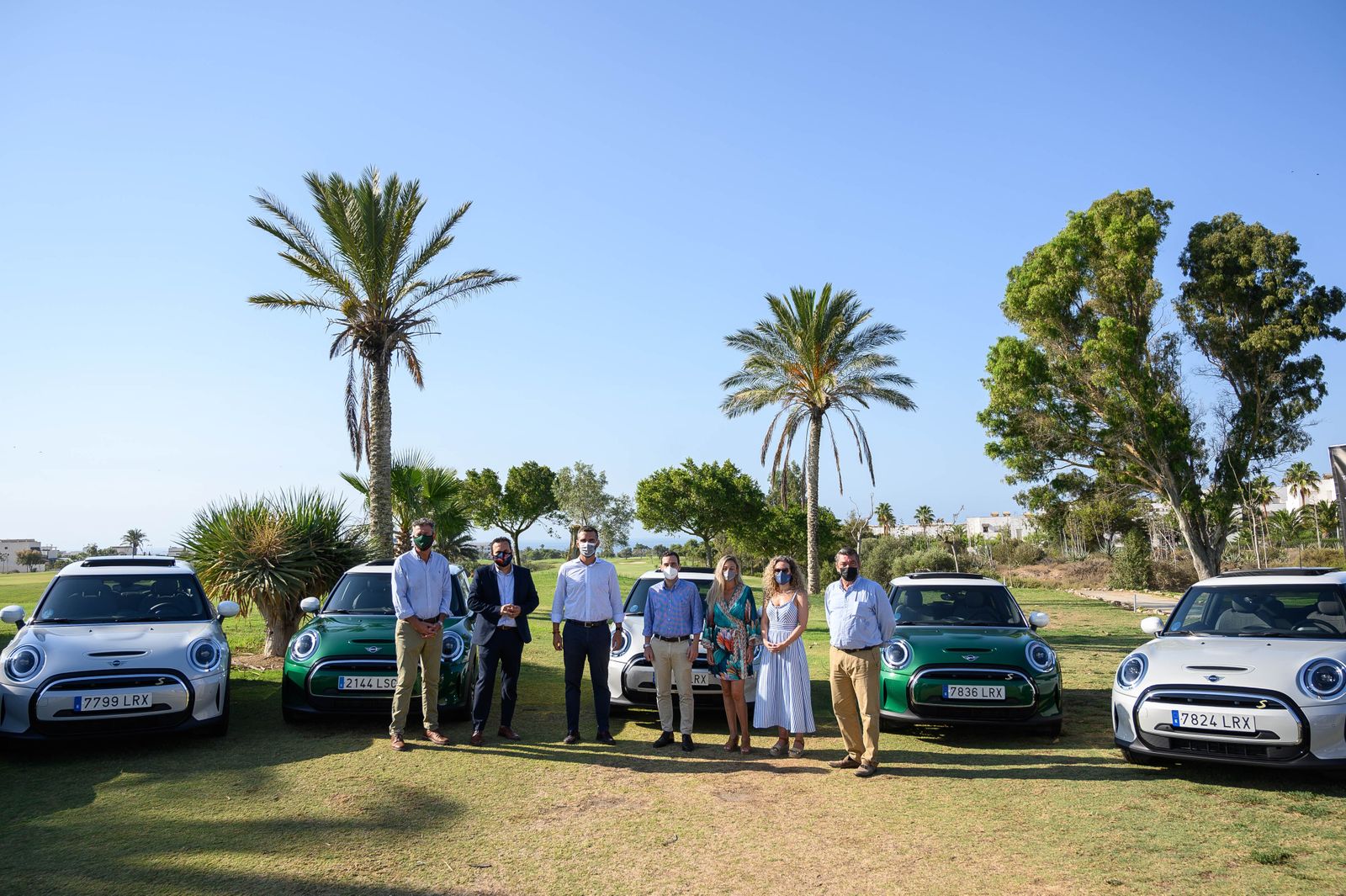 El alcalde y el representante de  'eMovilidad Turística'  han firmado un convenio que arrancará estos vehículos eléctricos