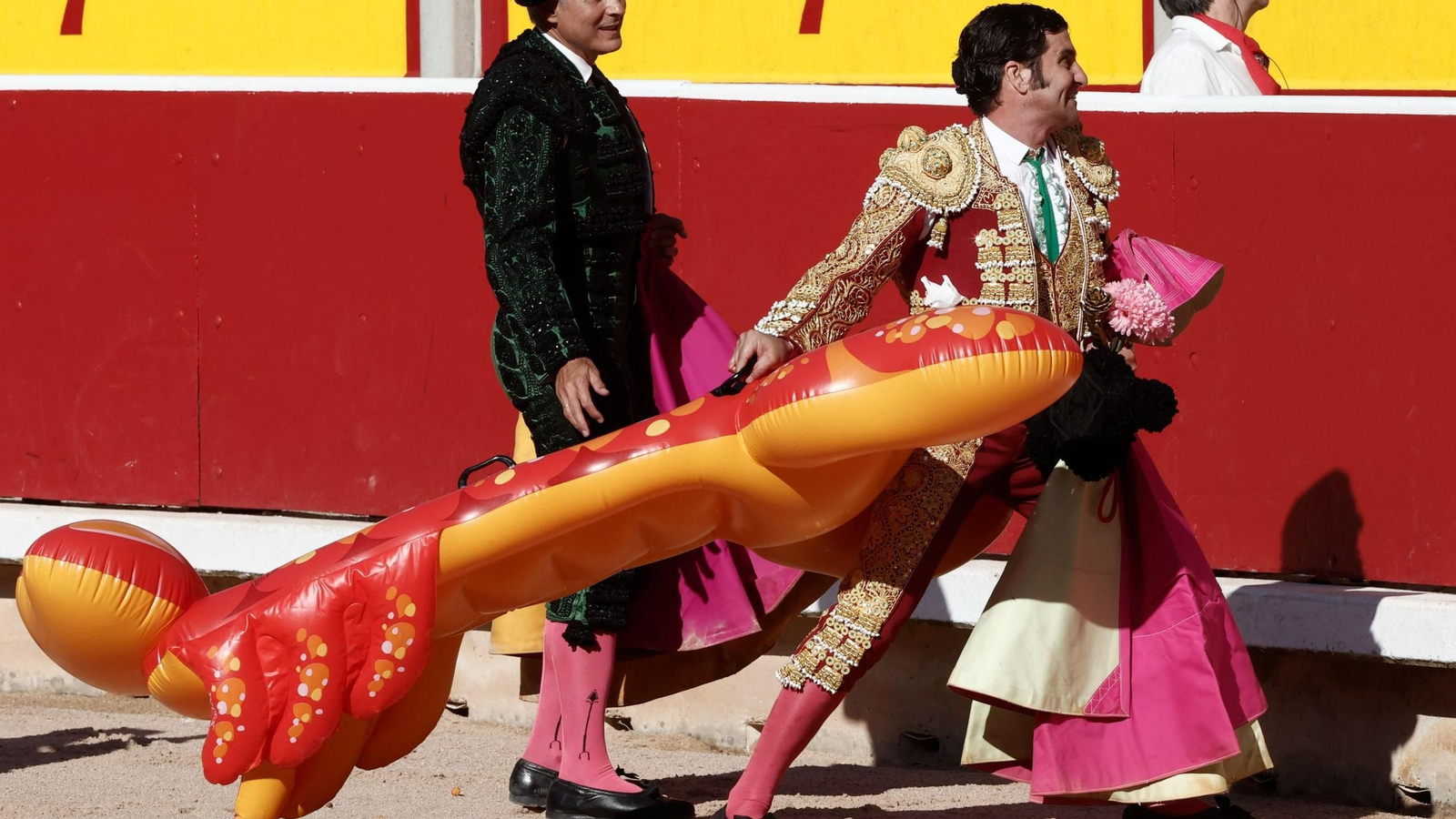 Morante de la Puebla, durante la clamorosa vuelta al ruedo en Pamplona, lanza una colchoneta inflable al público.