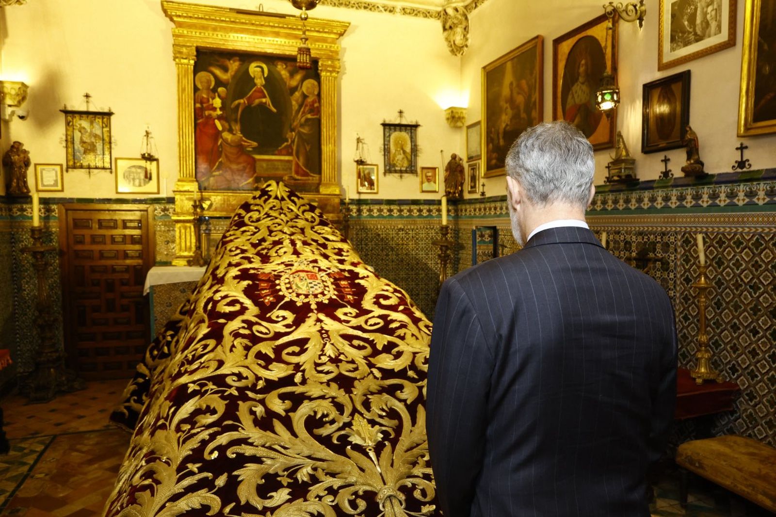 Felipe VI contempla el manto de la Duquesa expuesto en esta muestra