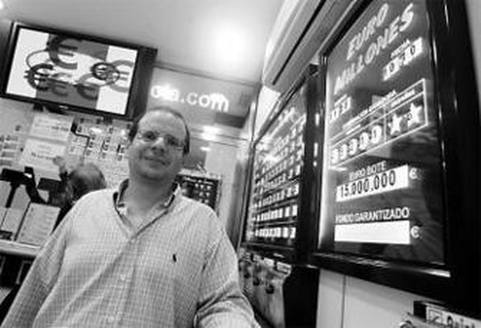 Emilio Alba regenta la Administración 13, en la calle Acacias.