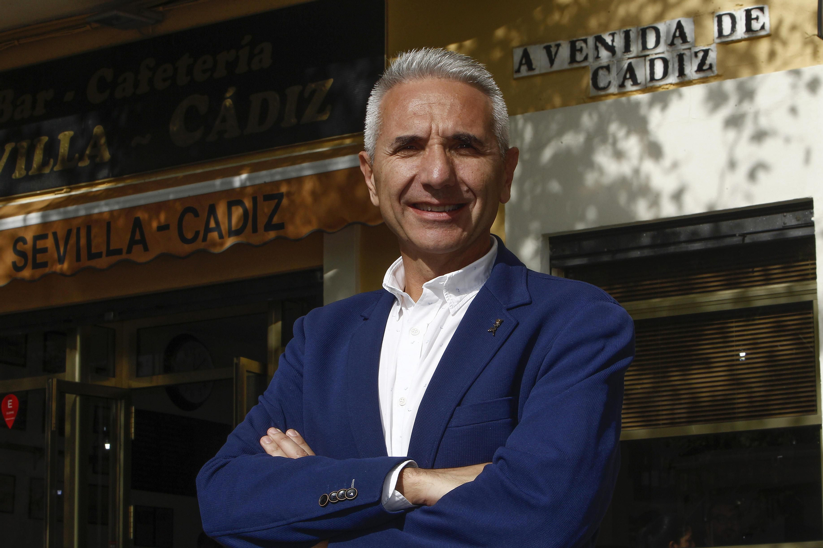 El consejero de Cultura, Miguel Ángel Vázquez, frente al bar Sevilla-Cádiz.