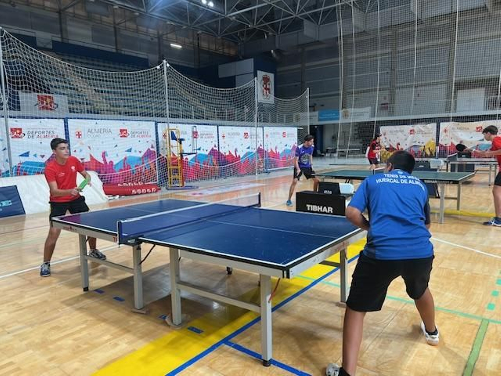 Varios jugadores durante el desarrollo de la competición celebrada en el Palacio de los Juegos Mediterráneos.