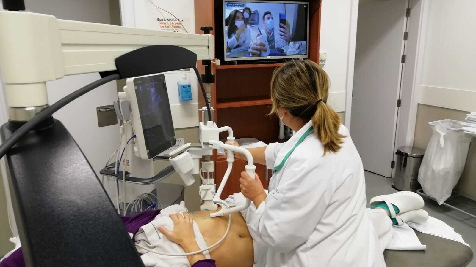 Especialista de Alcalá la Real hace la ecografía con brazo robótico.