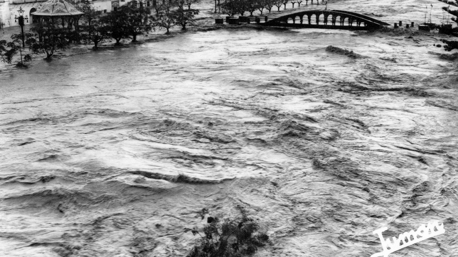 Imagen del antiguo Puente Chico en la que se puede apreciar la fuerza del agua y la altura a la que llegó el río. Imagen del antiguo Puente Chico en la que se puede apreciar la fuerza del agua y la altura a la que llegó el río.