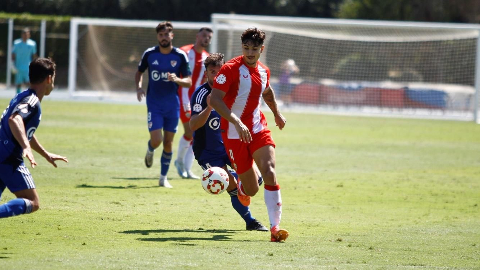Paco Sanz avanza con el esférico desde la zaga.