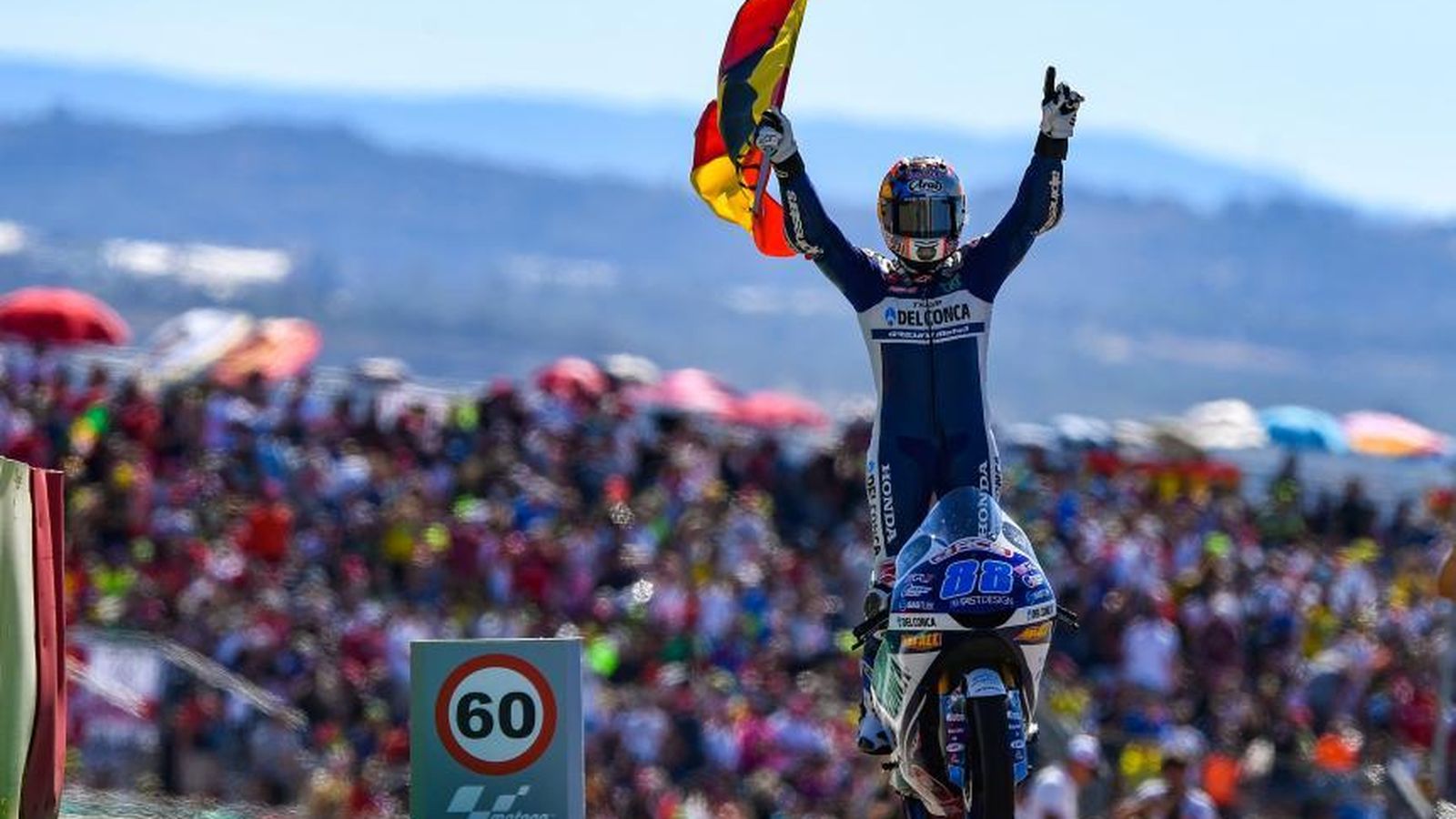 Martín, dando la vuelta de honor con la bandera de España como campeón del mundo.