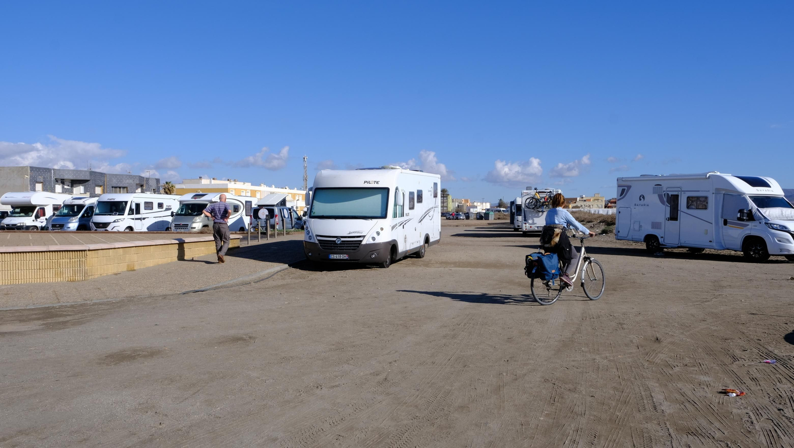 Imágenes de las caravanas estacionadas en el Parque Natural Cabo de Gata-Níjar
