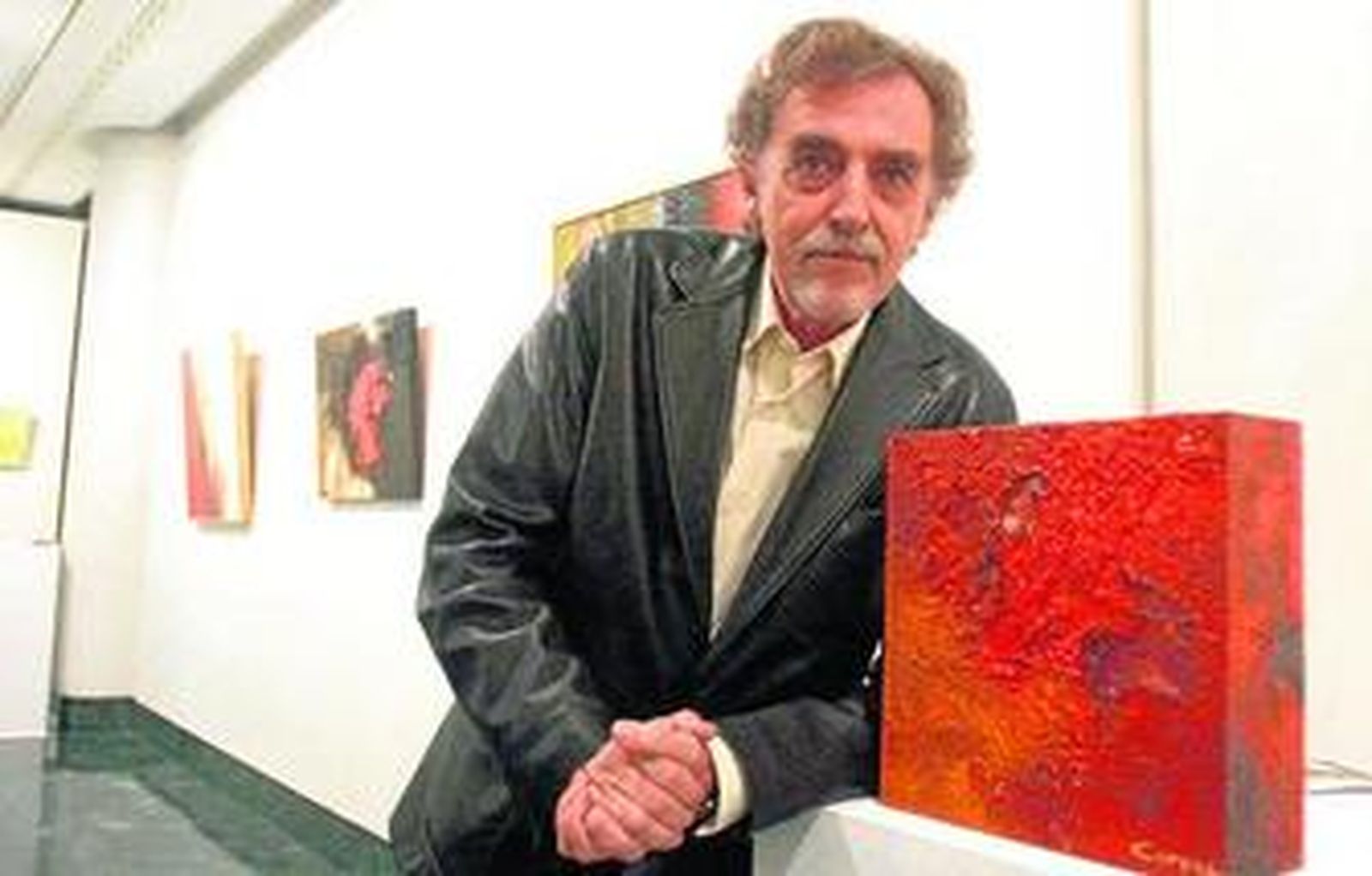 César Corpa junto a una de las obras expuestas en la muestra inaugurada ayer.