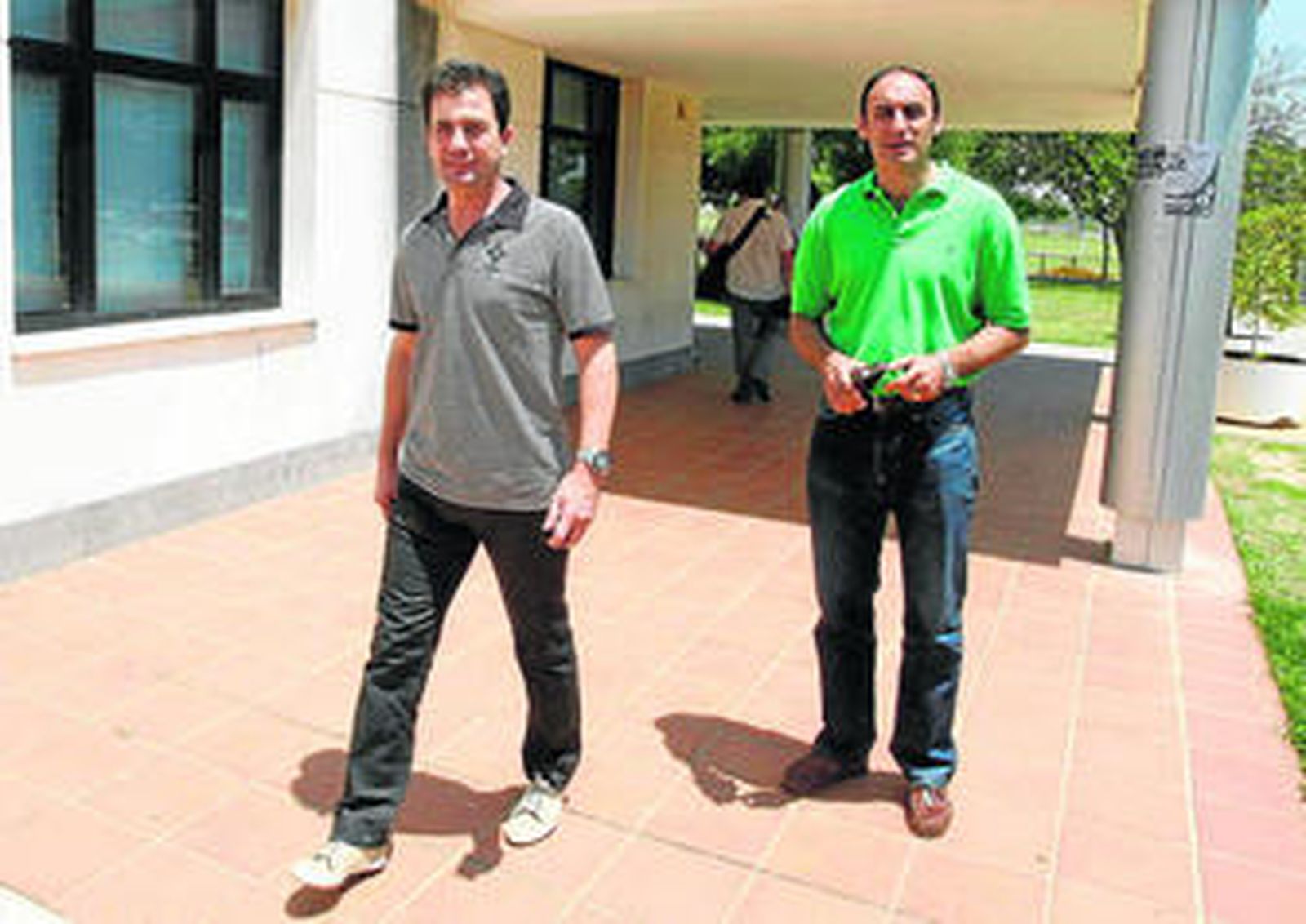Miguel Ángel Rondán y Antonio Poyatos, en una de las últimas reuniones mantenidas en el club para tratar su futuro.