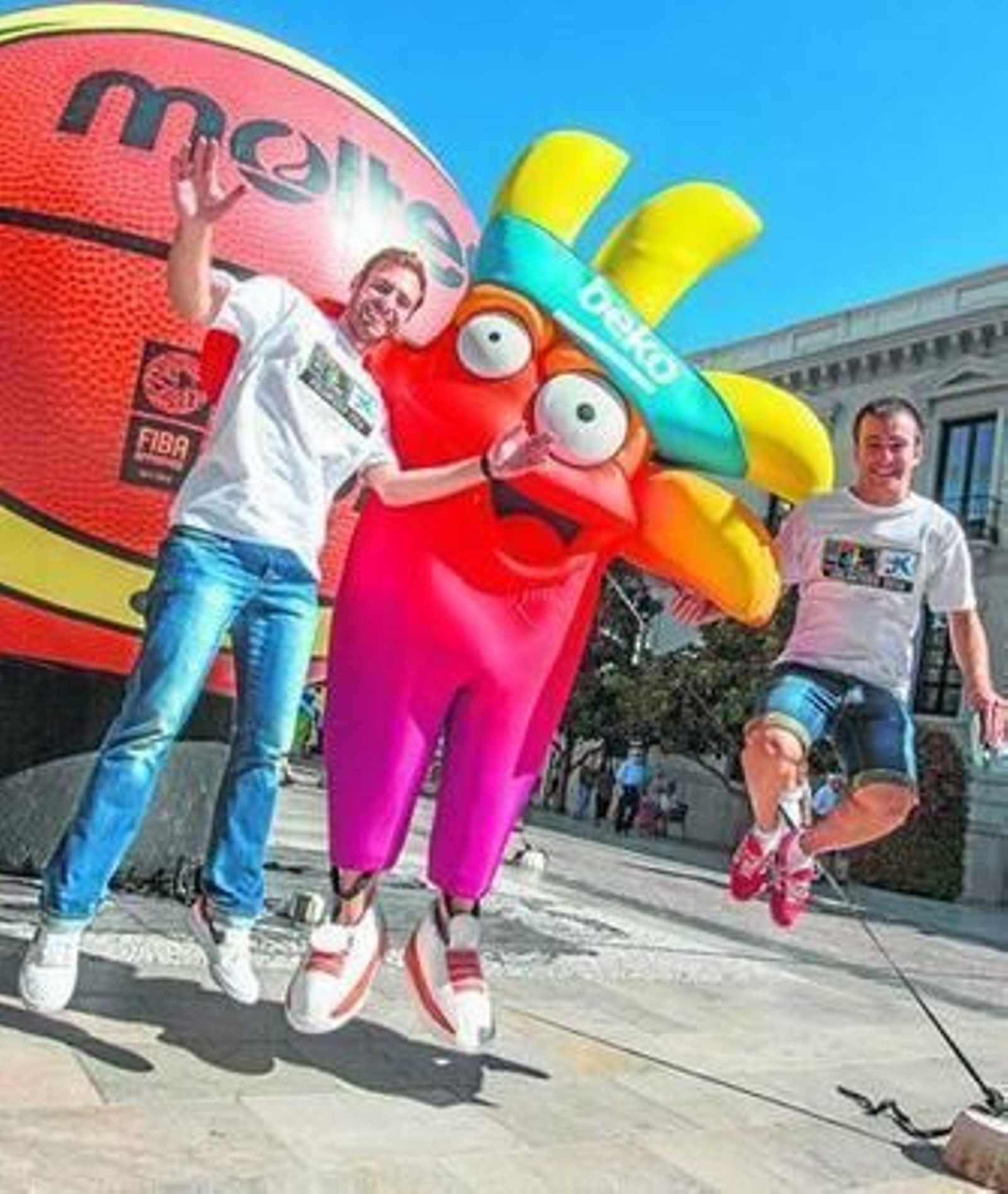 Varios voluntarios del Mundial, durante uno de los actos promocionales antes del torneo.
