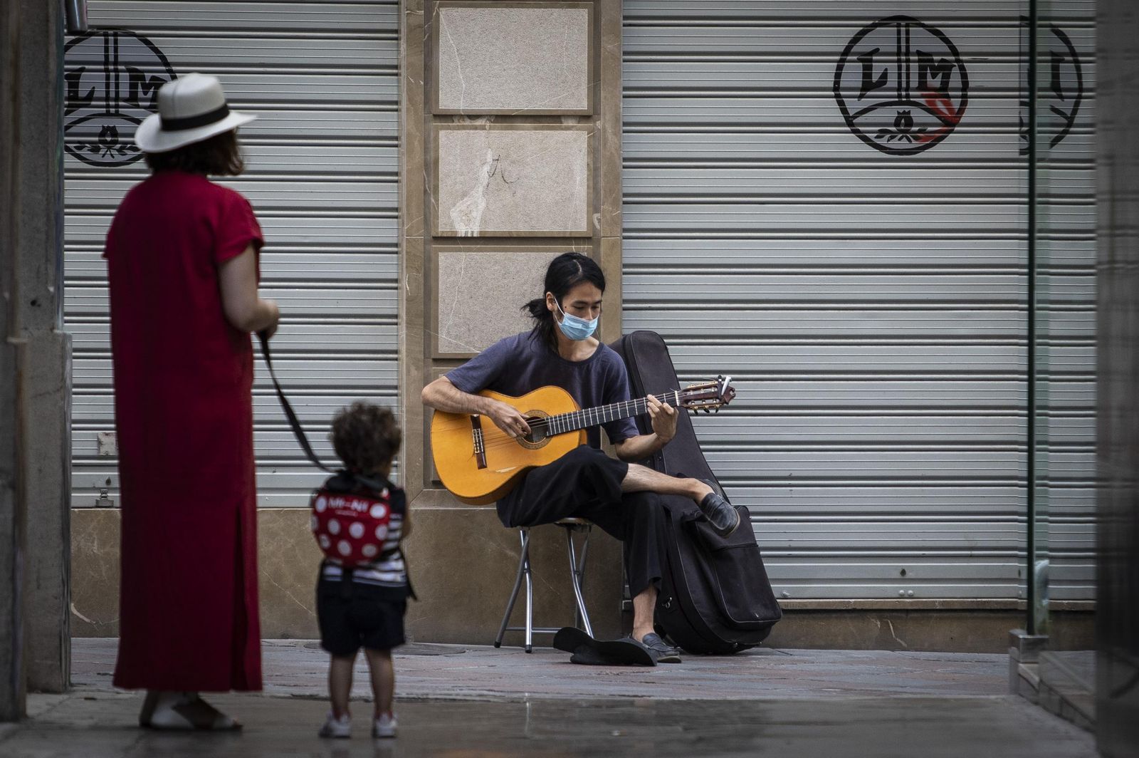 Un artistas callejero tocando la guitarra.