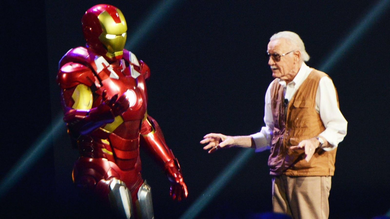 Stan Lee con su creación.