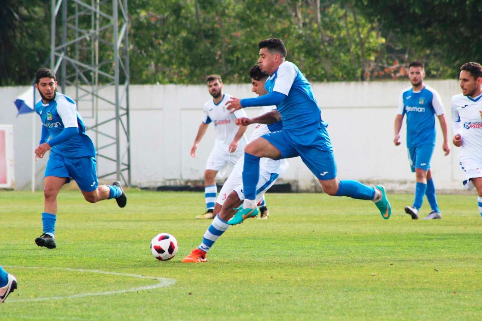 Marín salta ante un contrario en el partido del Barbadillo.