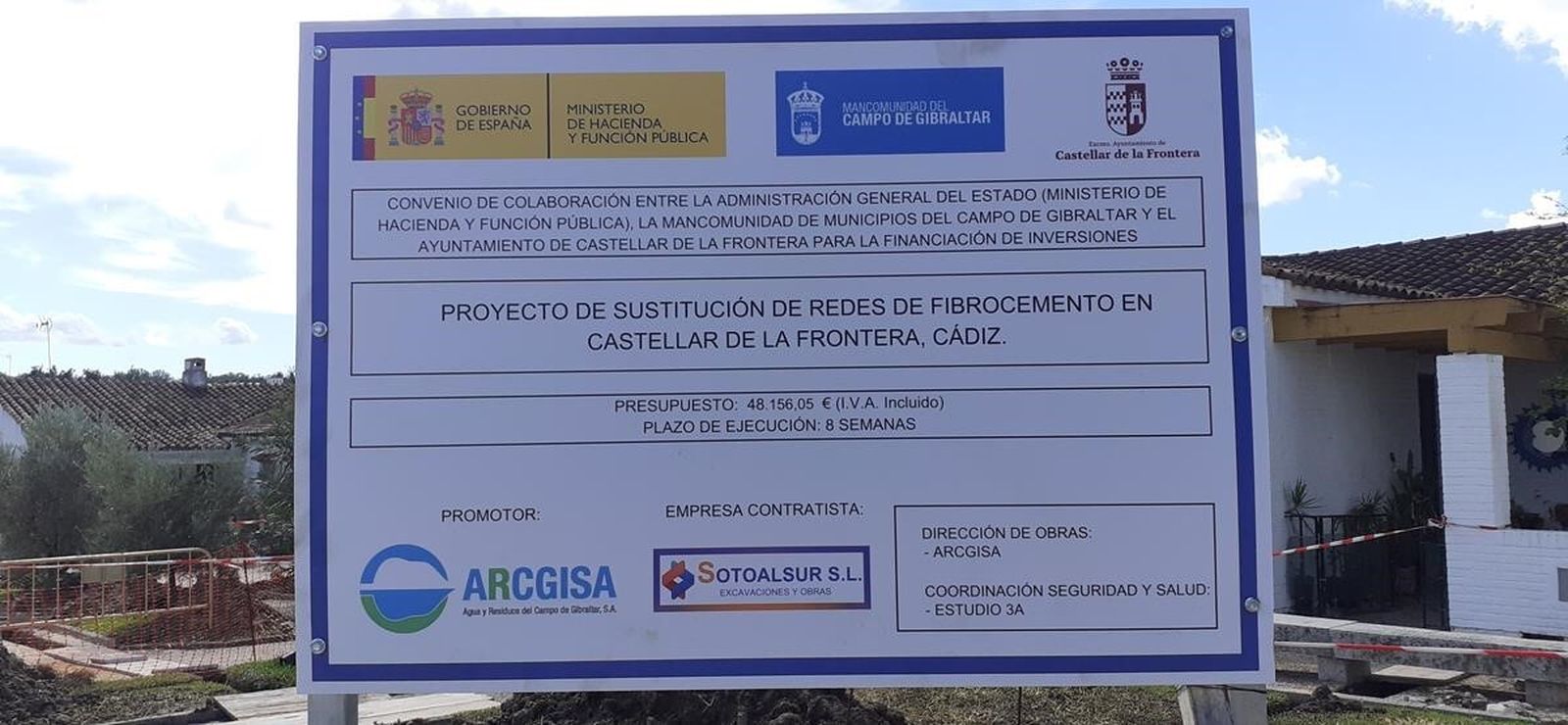 El cartel de la obra para sustituir las redes de fibrocemento en Castellar.