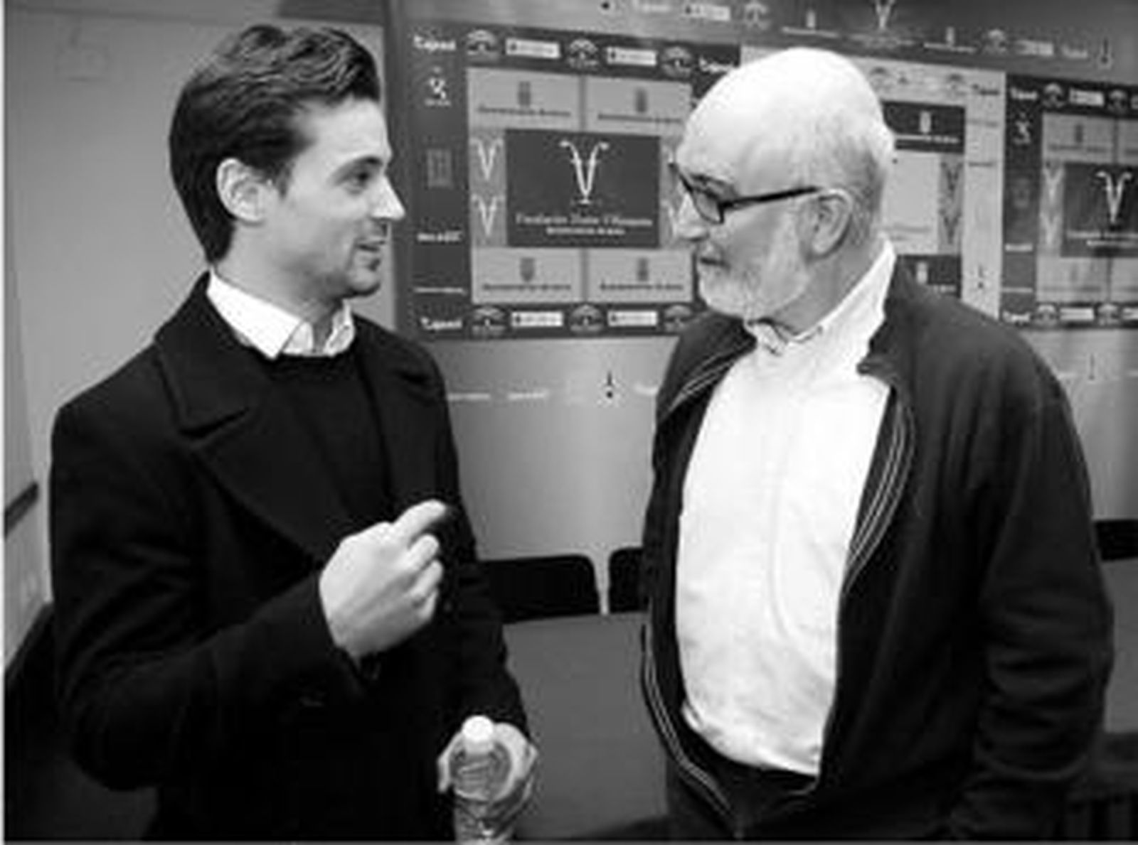 Ángel Corella charla con el director del Villamarta, Francisco López, tras la presentación, ayer.