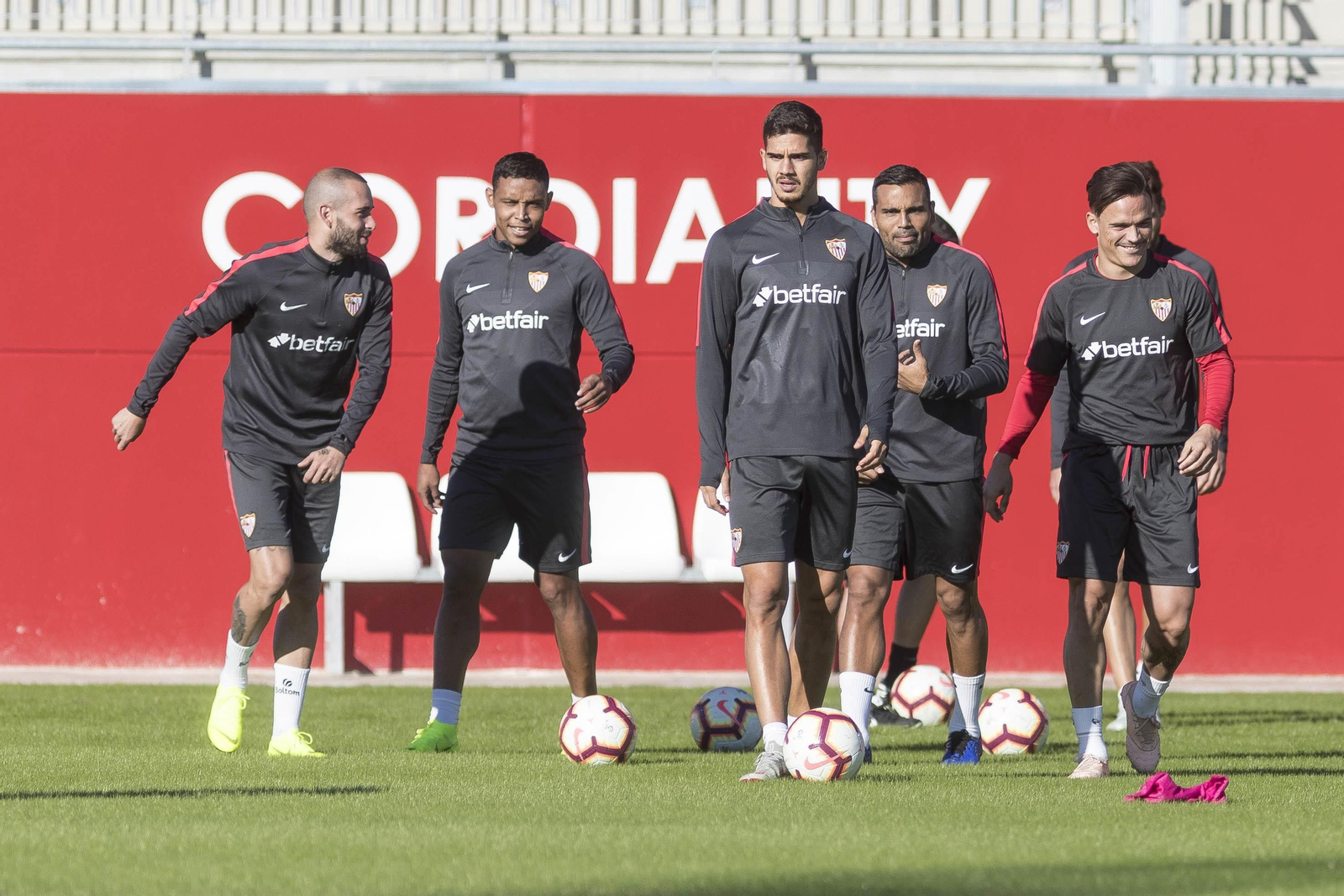 Aleix Vidal, Muriel, Andre Silva, Mercado y Roque Mesa, en un entrenamiento.