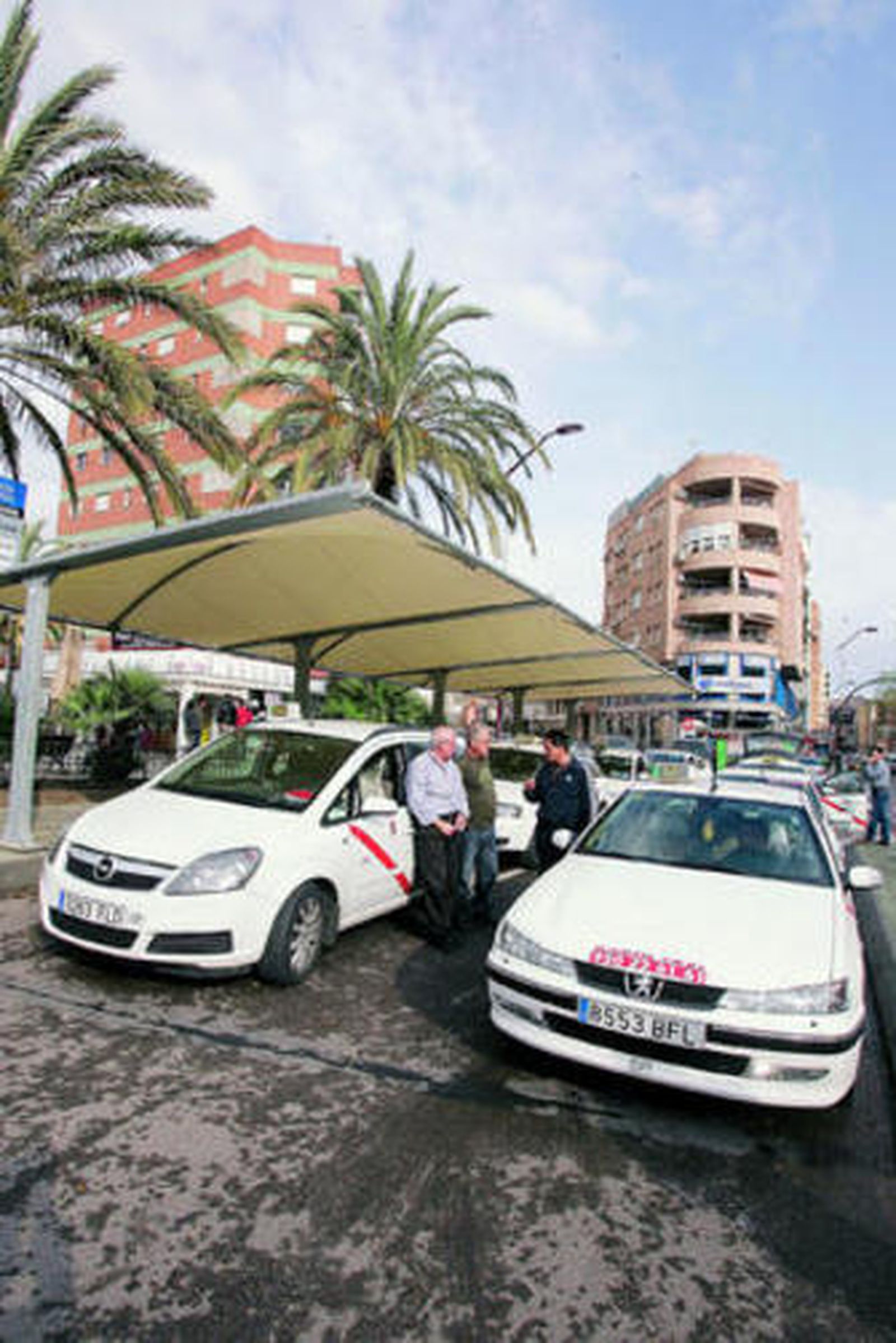 Taxistas en la parada comentan el aumento de atracos.