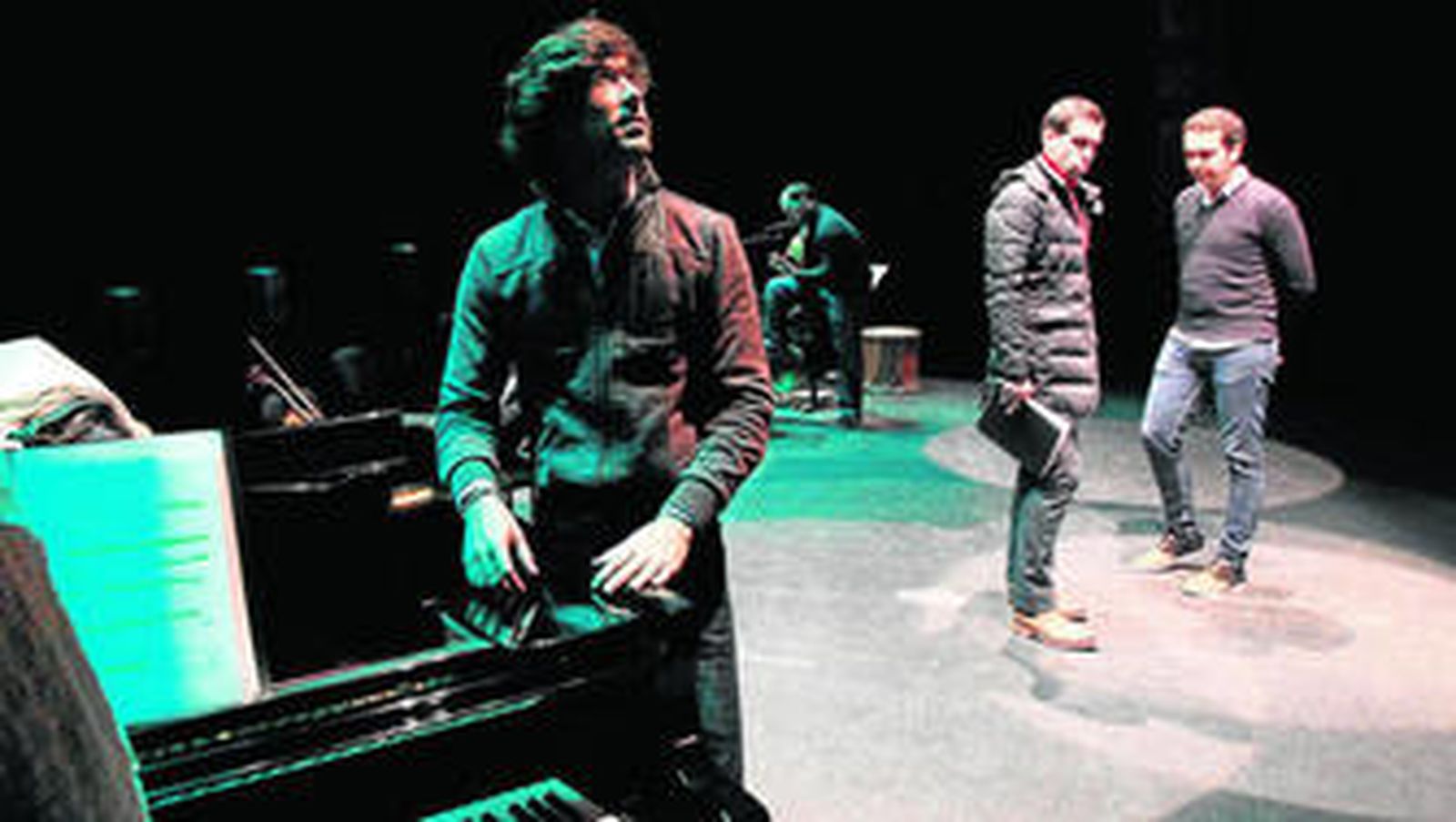 En primer plano, Manuel Lombo; al fondo, Ismael Jordi y Jesús Méndez, durante los ensayos.