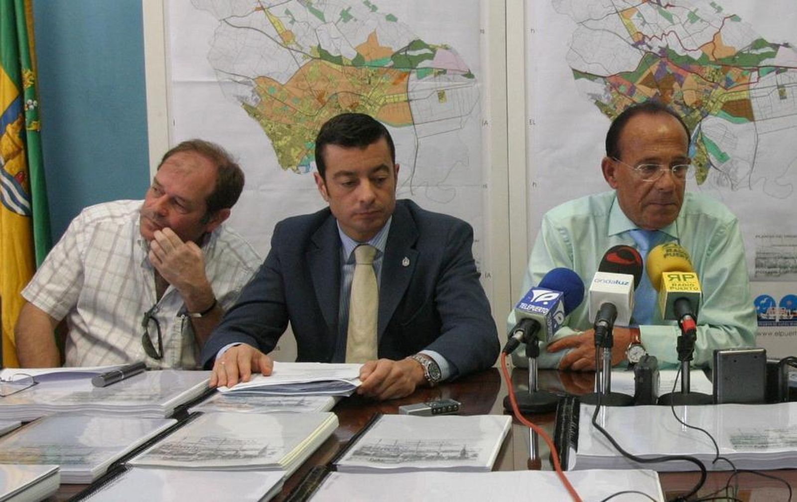 El ex-alcalde Hernán Díaz, a la derecha, junto al que fuera su edil de Urbanismo, Juan Carlos Rodríguez, y el ex-jefe municipal de Licencias en una imagen de 2006.