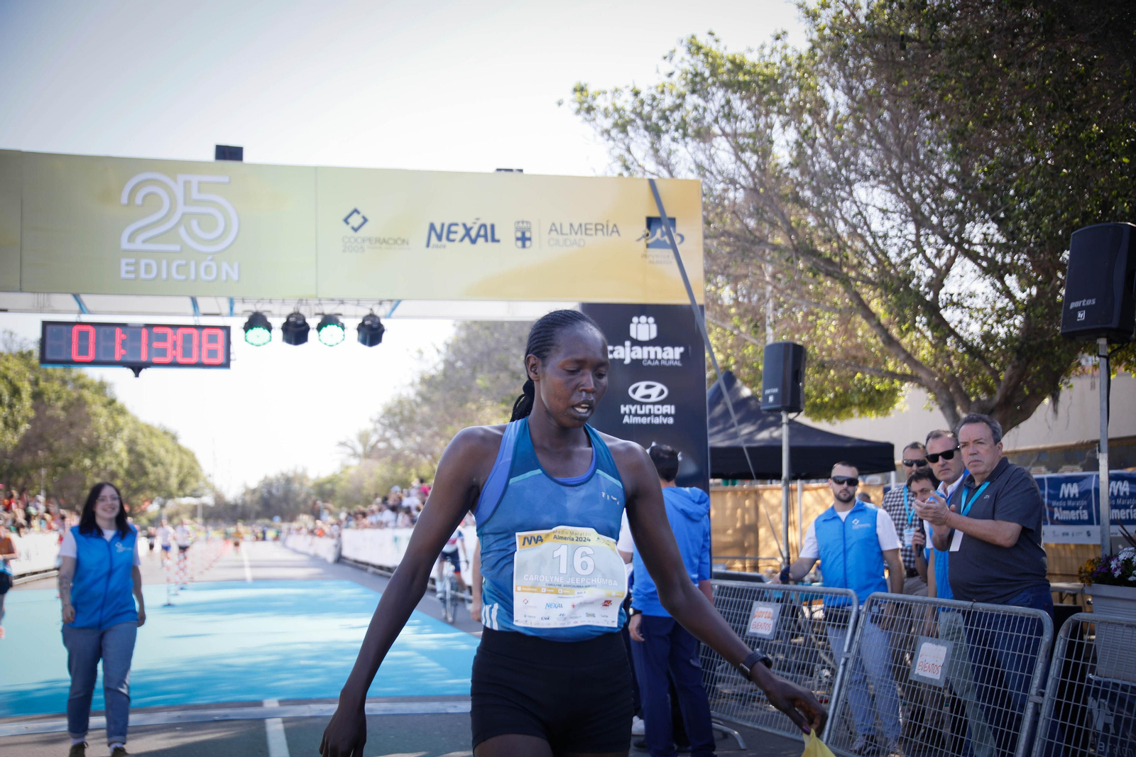 Imágenes de la llegada de la Media maratón Ciudad de Almería