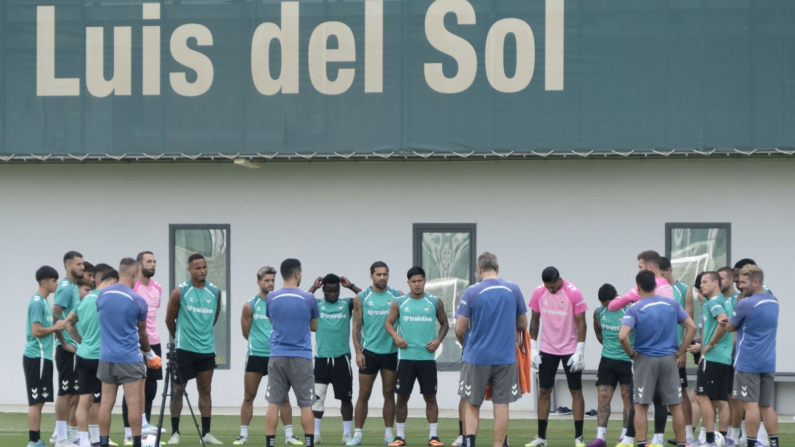 Pellegrini dialoga con sus jugadores en un entrenamiento en la ciudad deportiva.