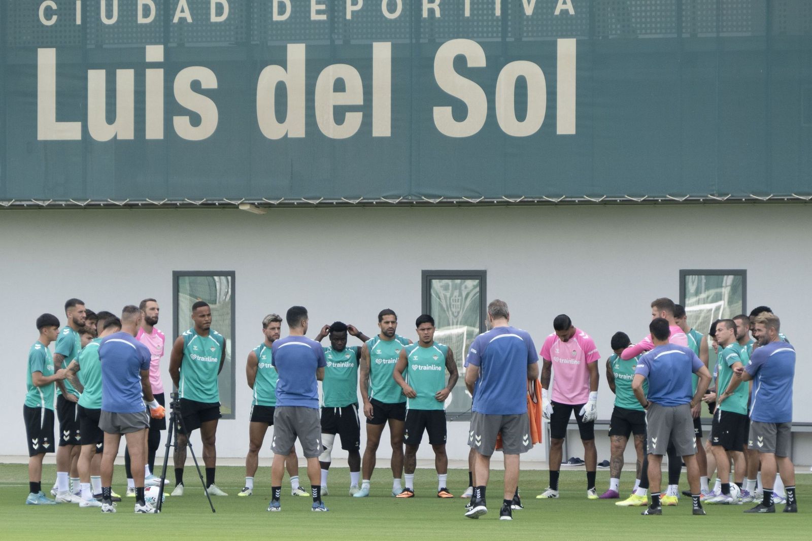 Pellegrini dialoga con sus jugadores en un entrenamiento en la ciudad deportiva.