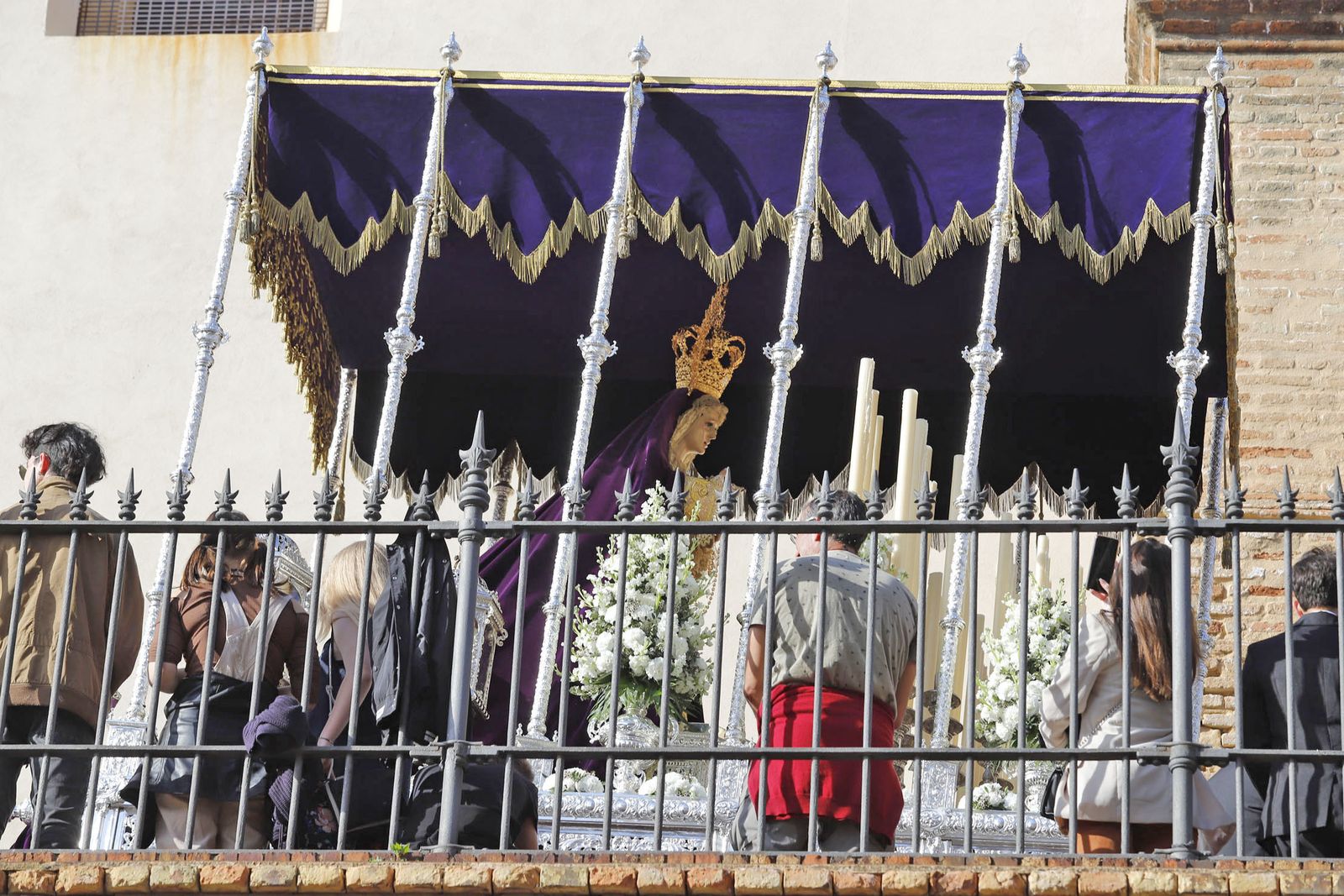La Hermandad del Descendimiento en su recorrido por las calles de Huelva el Viernes Santo