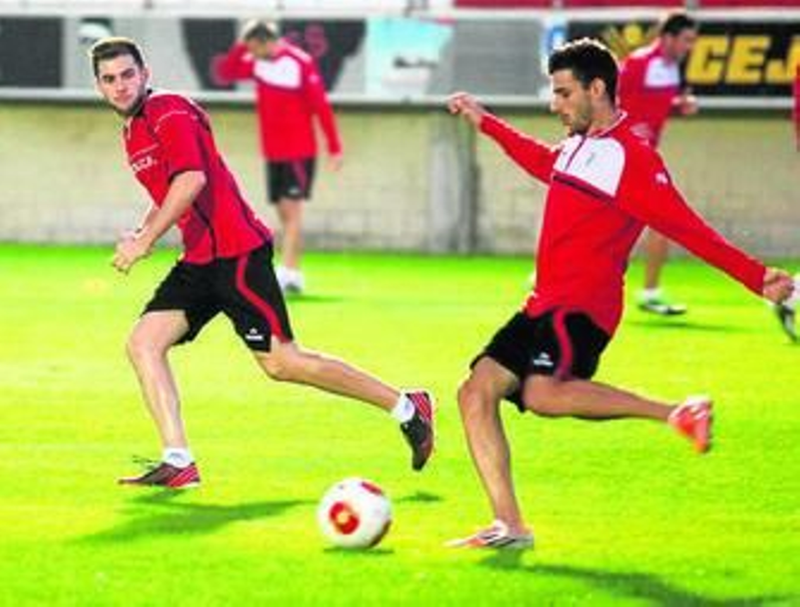 Iván (izquierda), uno de los tocados, en el entrenamiento de anoche.